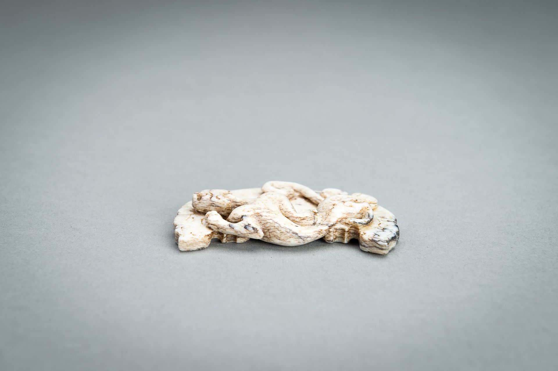 AN ARCHAISTIC MOTTLED JADE Â´CHILONGÂ´ PENDANT, QING - Image 8 of 10