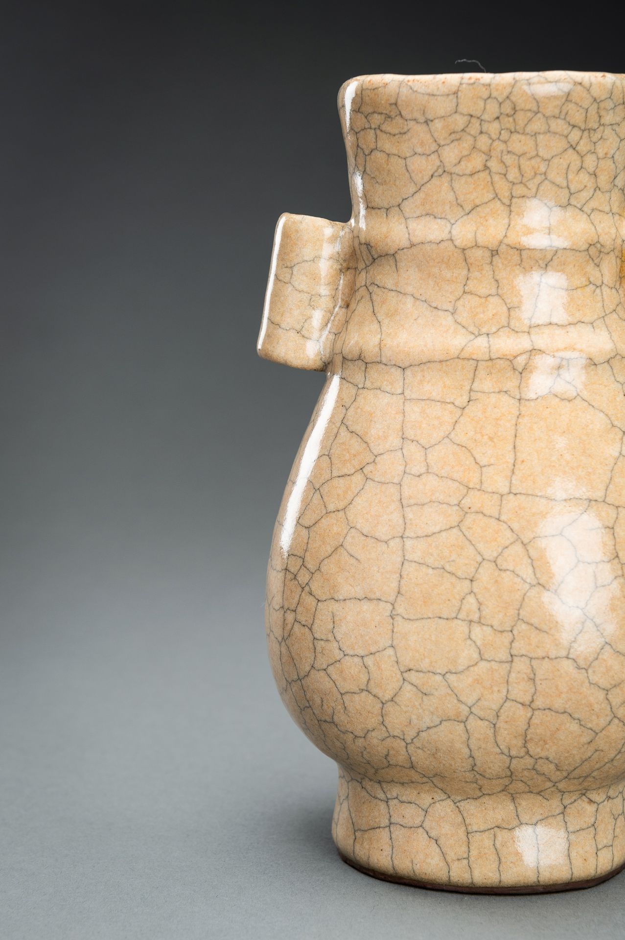 A SONG STYLE CRACKLE GLAZE PORCELAIN VASE, HU, c. 1920s - Image 3 of 11