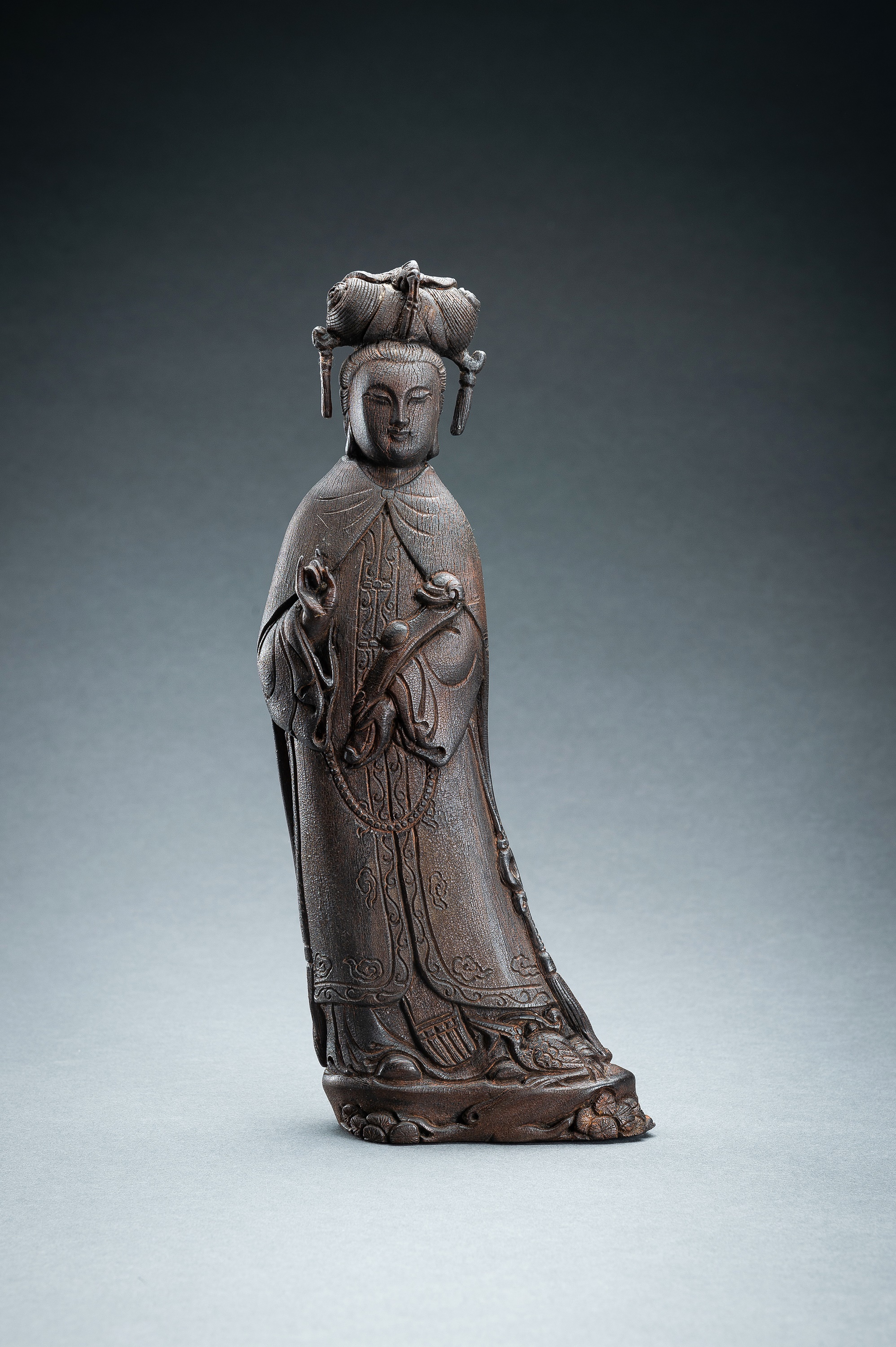 AN IRONWOOD FIGURE OF GUANYIN, c. 1920s - Image 2 of 17