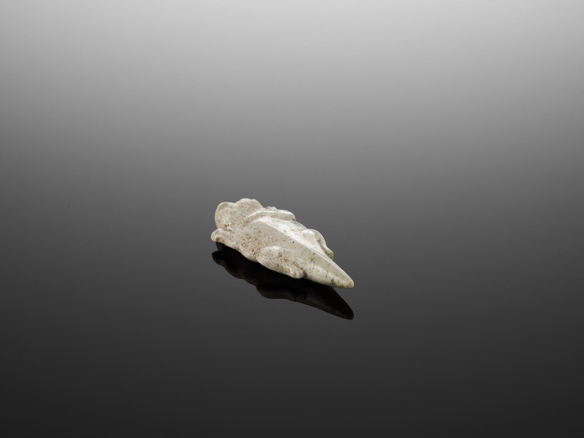 A 'LIZARD' JADE PENDANT, SHANG - Image 5 of 9