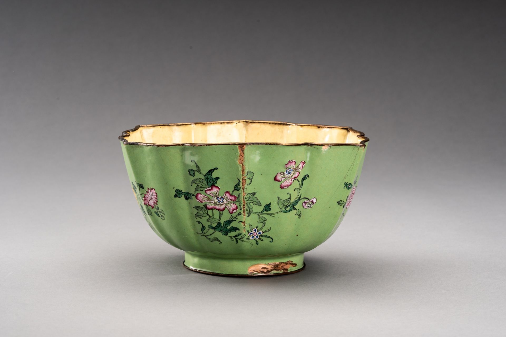 A LARGE LOBED CANTON ENAMEL BOWL, QING - Image 3 of 7