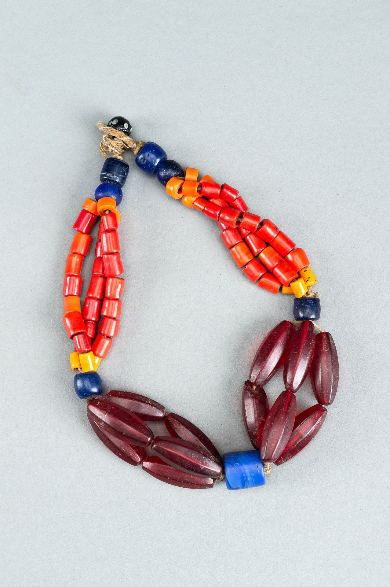 A NAGALAND MULTI-COLORED GLASS NECKLACE, c. 1900s - Bild 7 aus 9