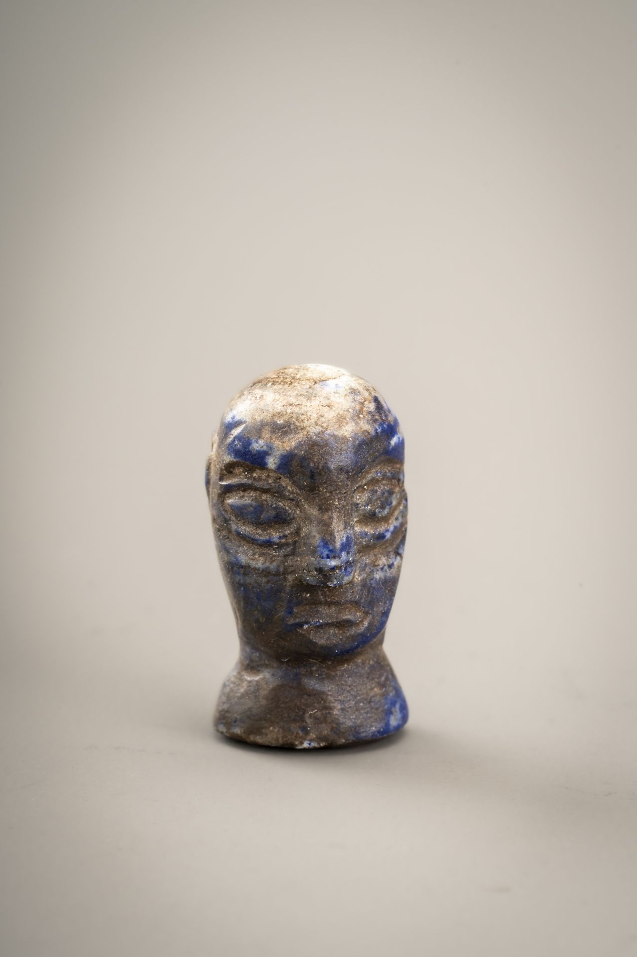 A BACTRIAN STYLE LAPIS LAZULI SEATED FEMALE FIGURE - Image 7 of 9