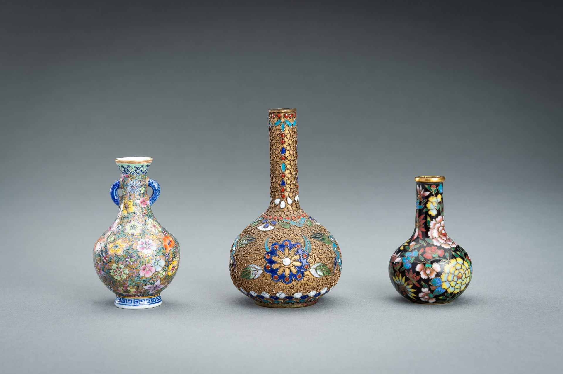 A GROUP OF THREE MINIATURE BOTTLE VASES, c. 1920s - Bild 10 aus 14