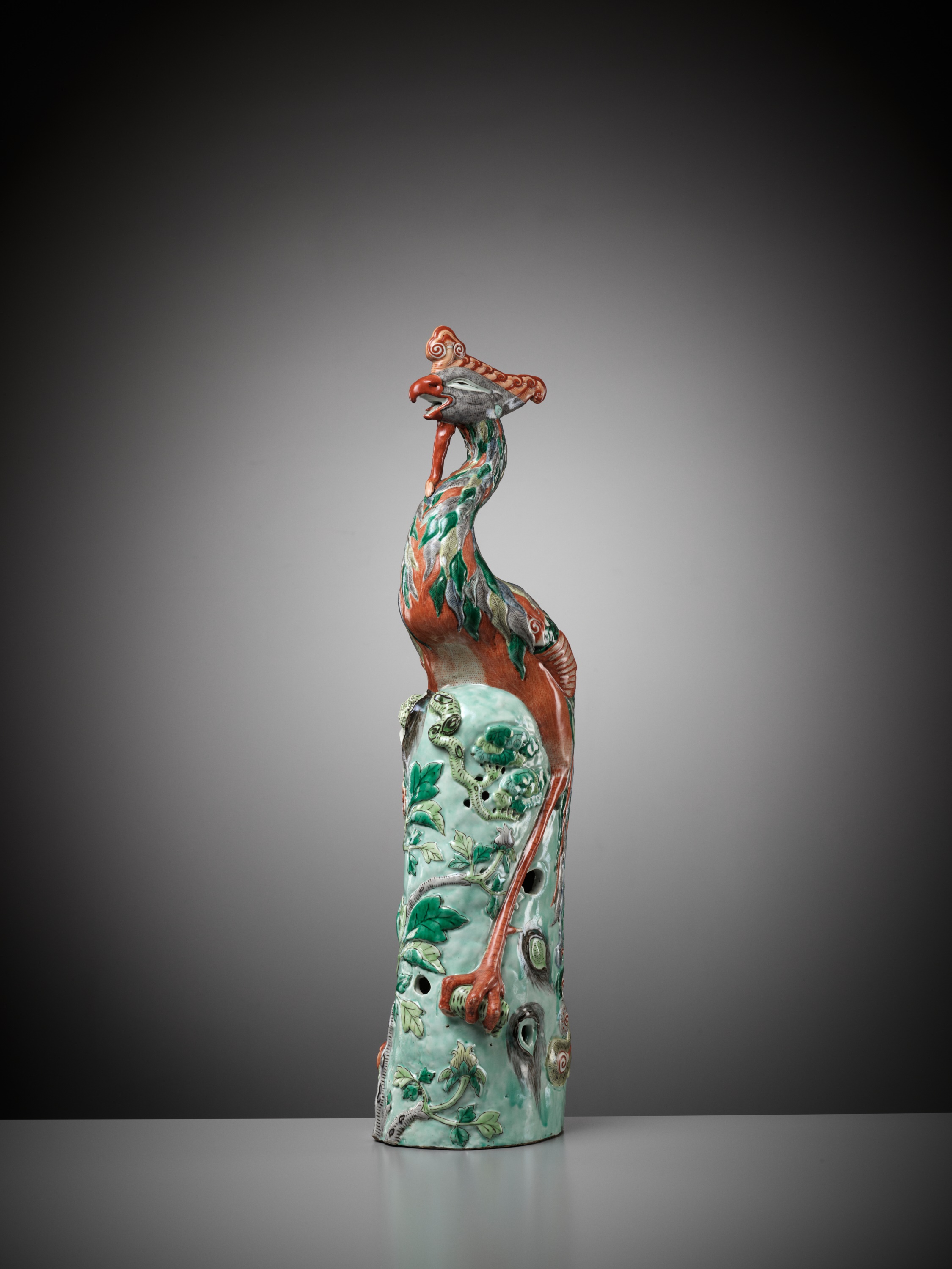 AN EXCEPTIONALLY LARGE FAMILLE VERTE FIGURE OF A PHOENIX, MID-QING DYNASTY - Image 11 of 17