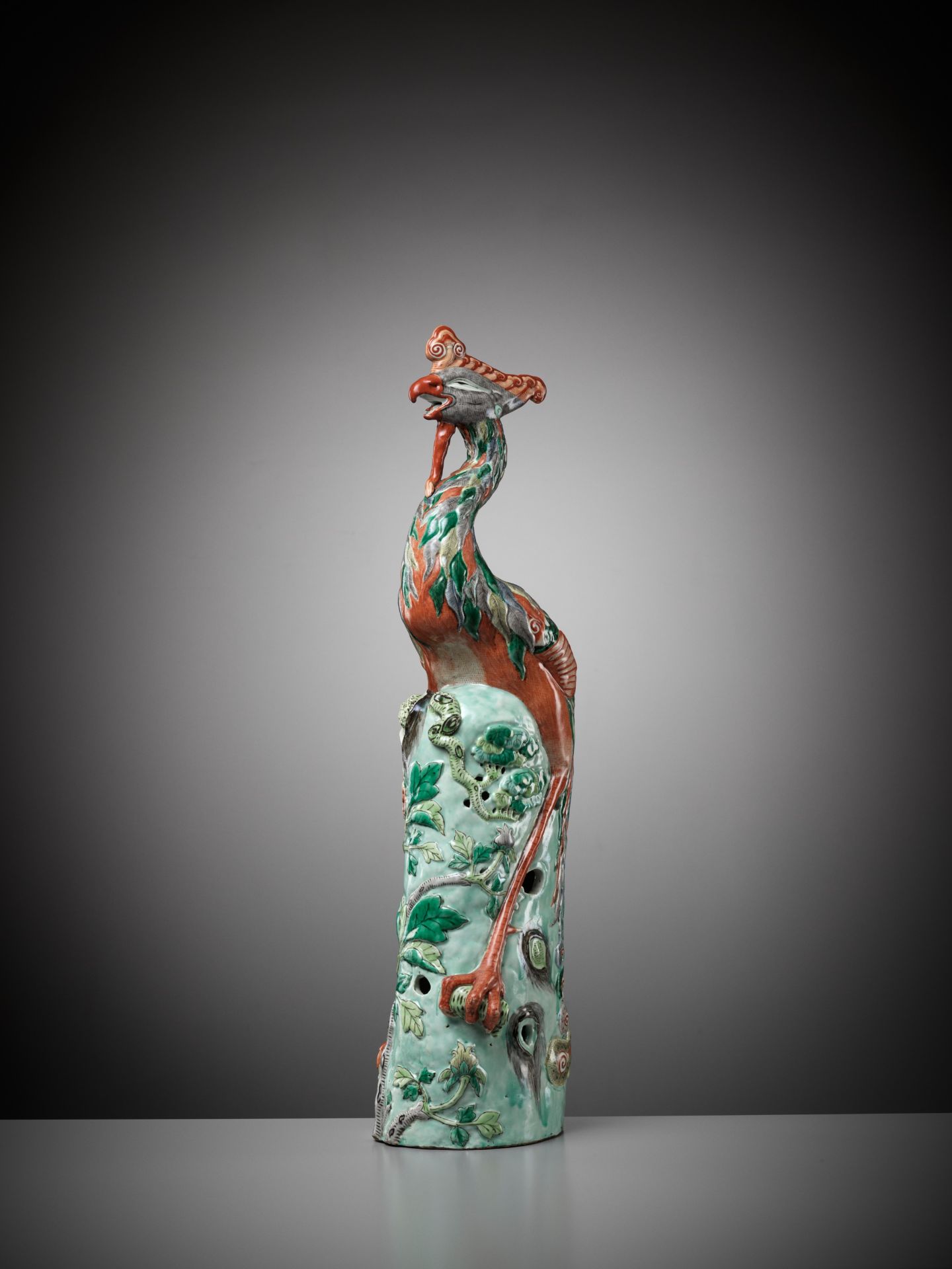 AN EXCEPTIONALLY LARGE FAMILLE VERTE FIGURE OF A PHOENIX, MID-QING DYNASTY - Bild 11 aus 17