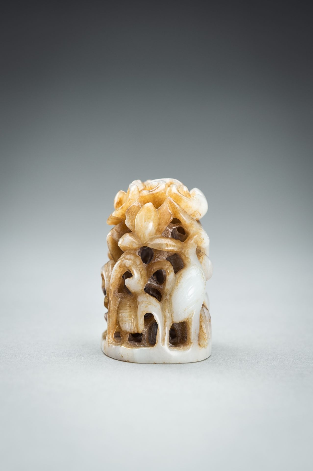 A WHITE AND RUSSET JADE 'CRANE AND LOTUS' FINIAL, QING - Image 3 of 10