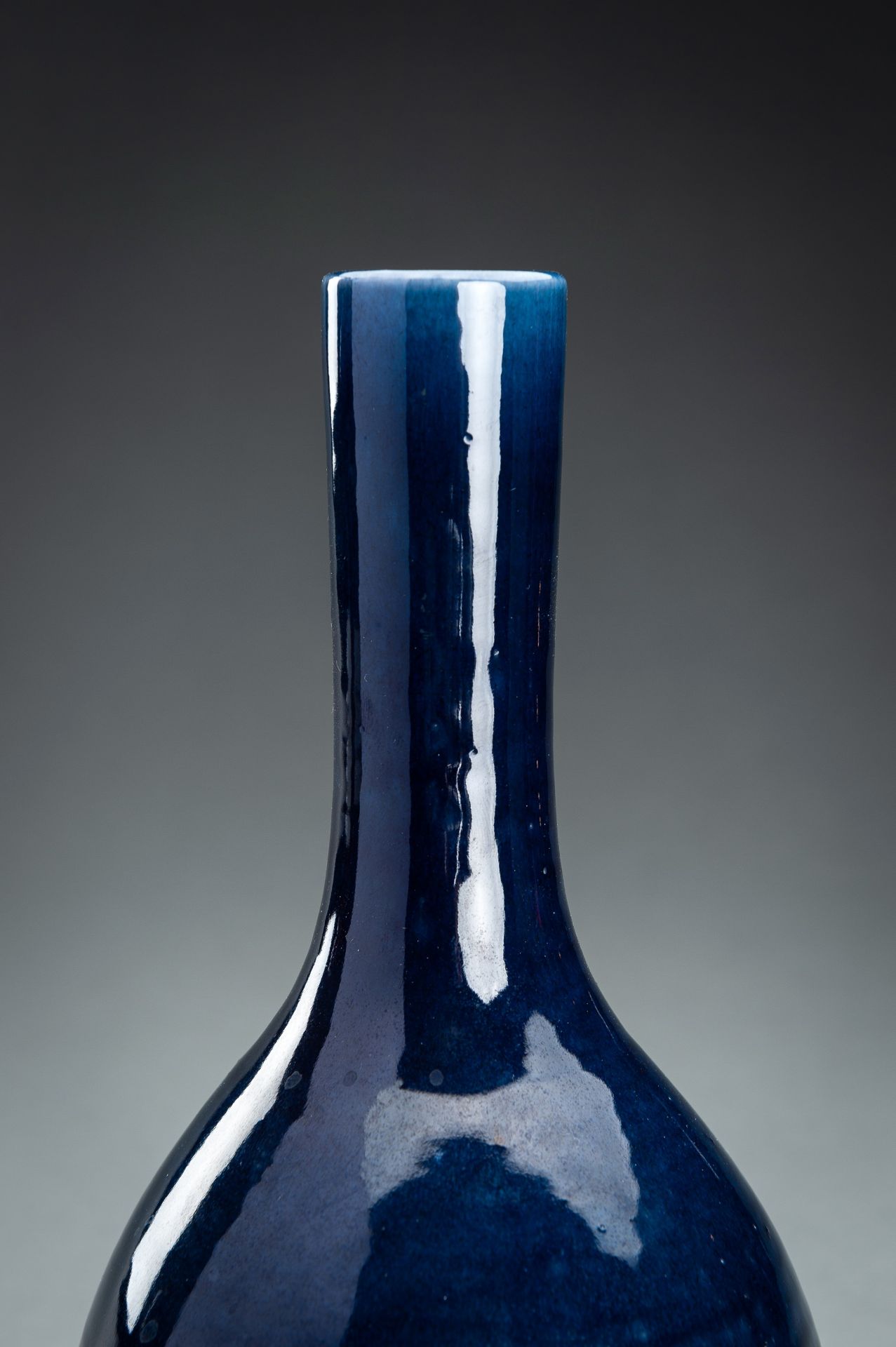 A SACRIFICIAL BLUE GLAZE PORCELAIN BOTTLE VASE, QING - Bild 2 aus 9