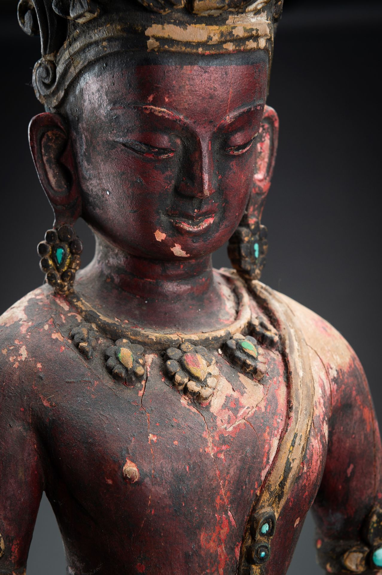 A PAINTED WOOD FIGURE OF PADMAPANI LOKESHVARA - Bild 6 aus 15