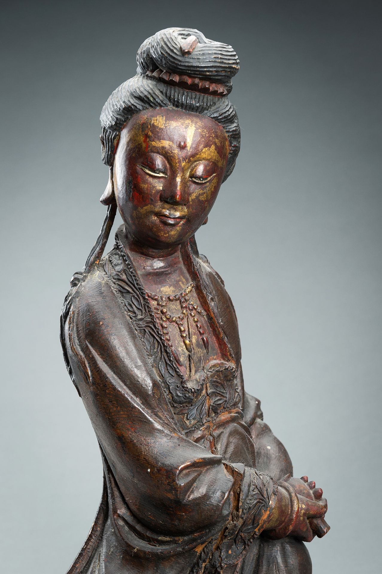 A RED AND GILT-LACQUERED WOOD FIGURE OF GUANYIN, QING DYNASTY - Bild 3 aus 11