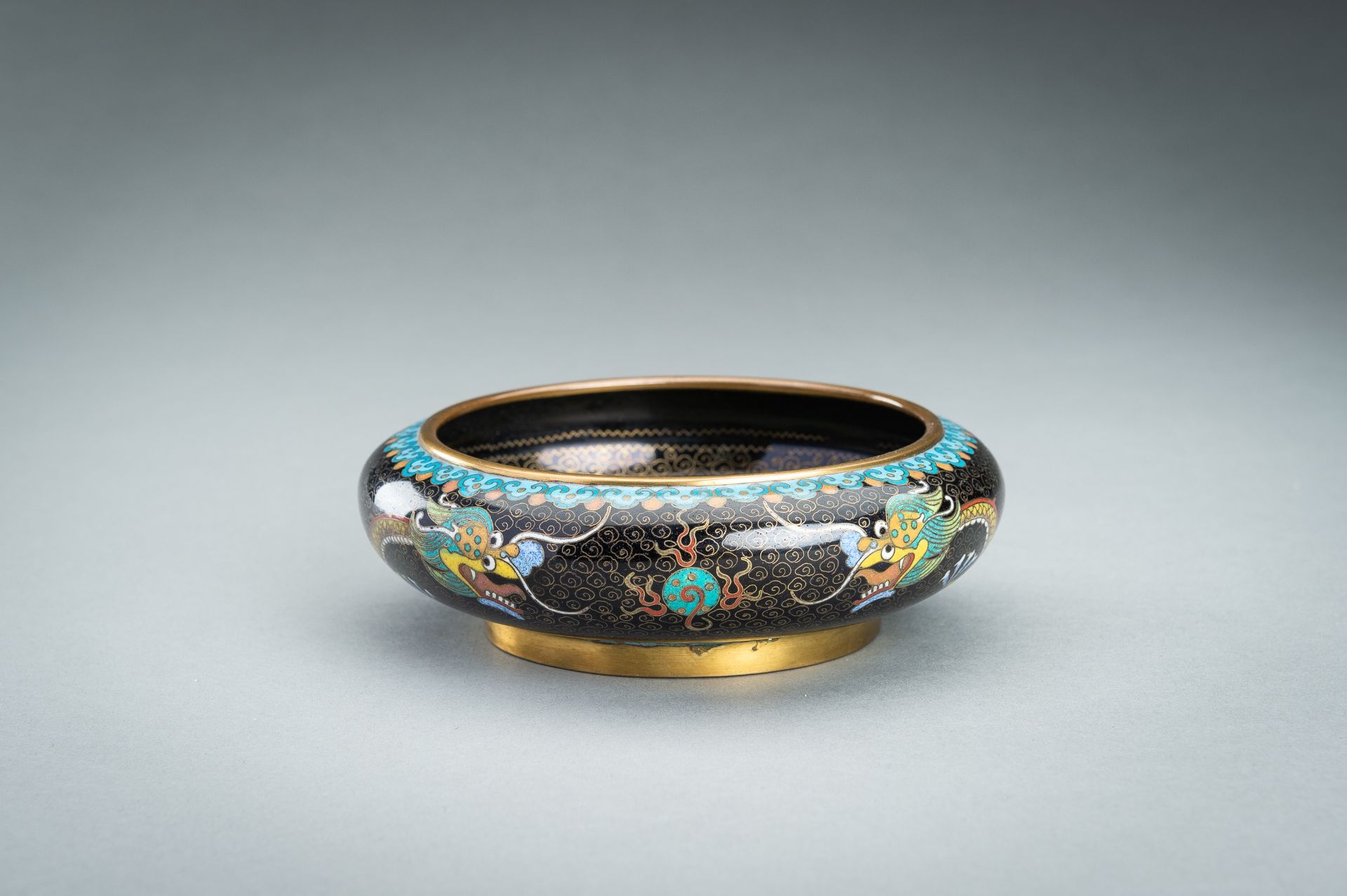 A CLOISONNE ENAMEL 'DRAGON' BOWL, c. 1920s - Bild 8 aus 11