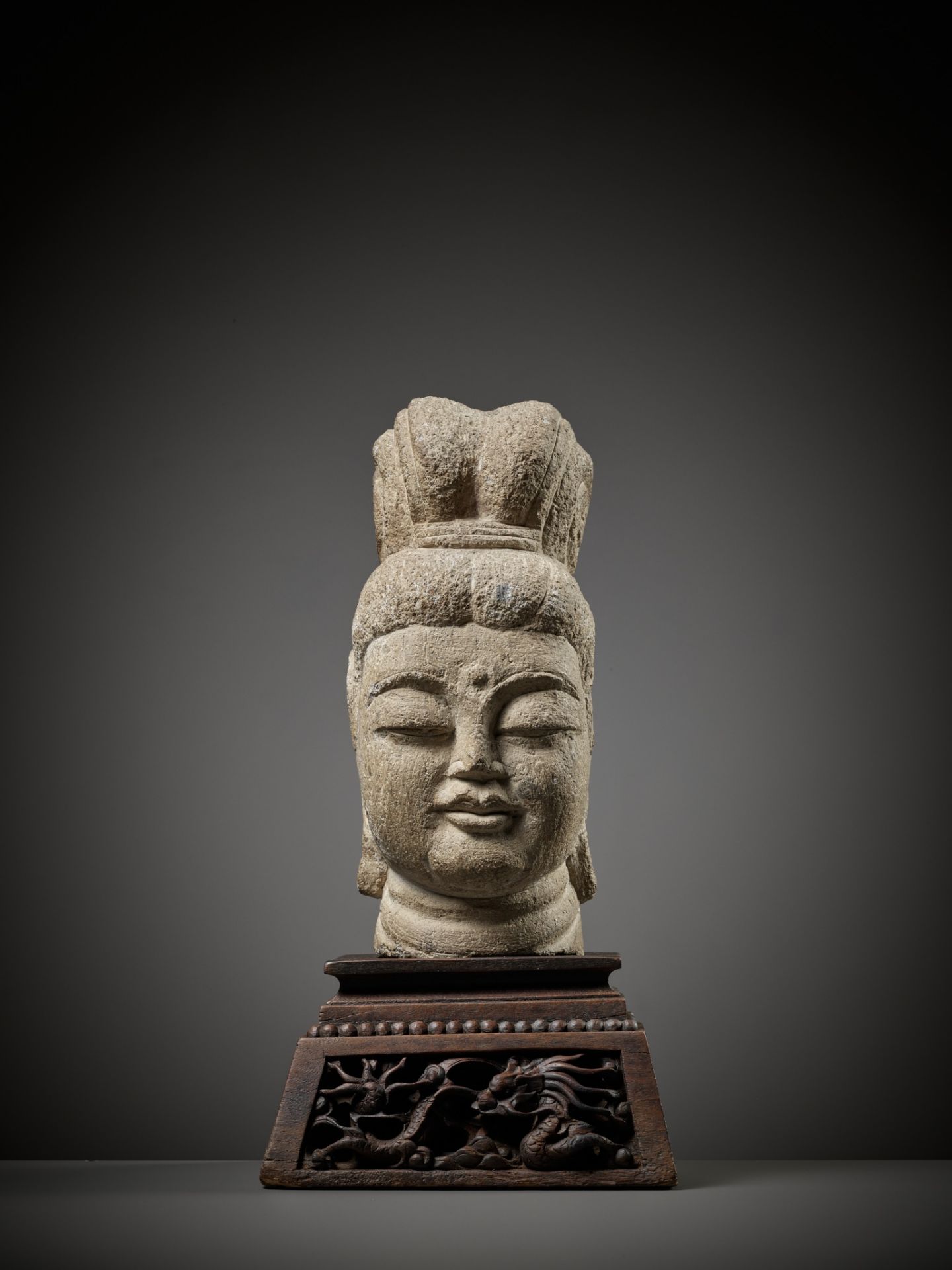 A RARE SANDSTONE HEAD OF GUANYIN, SUI TO TANG DYNASTY - Bild 3 aus 13