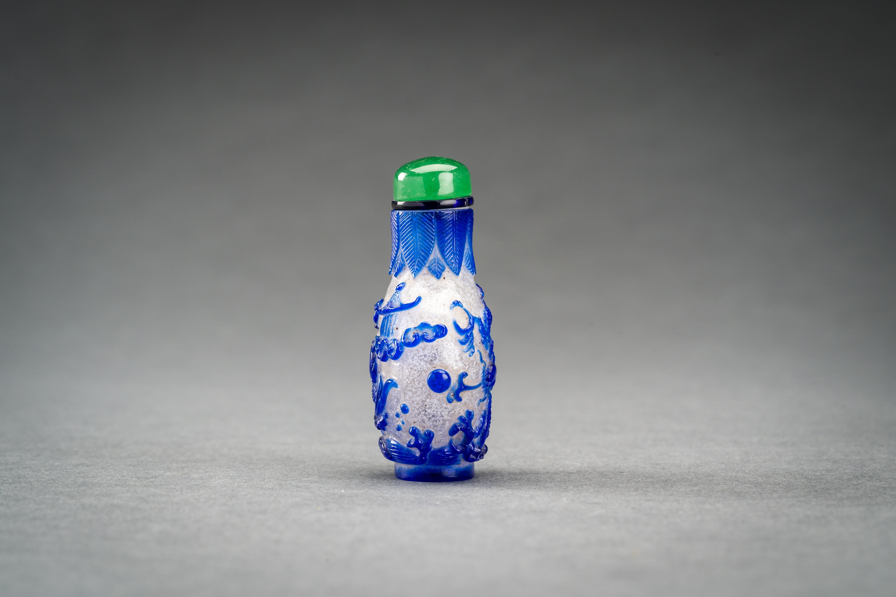 A BLUE OVERLAY 'SNOWFLAKE' GLASS SNUFF BOTTLE - Image 4 of 6