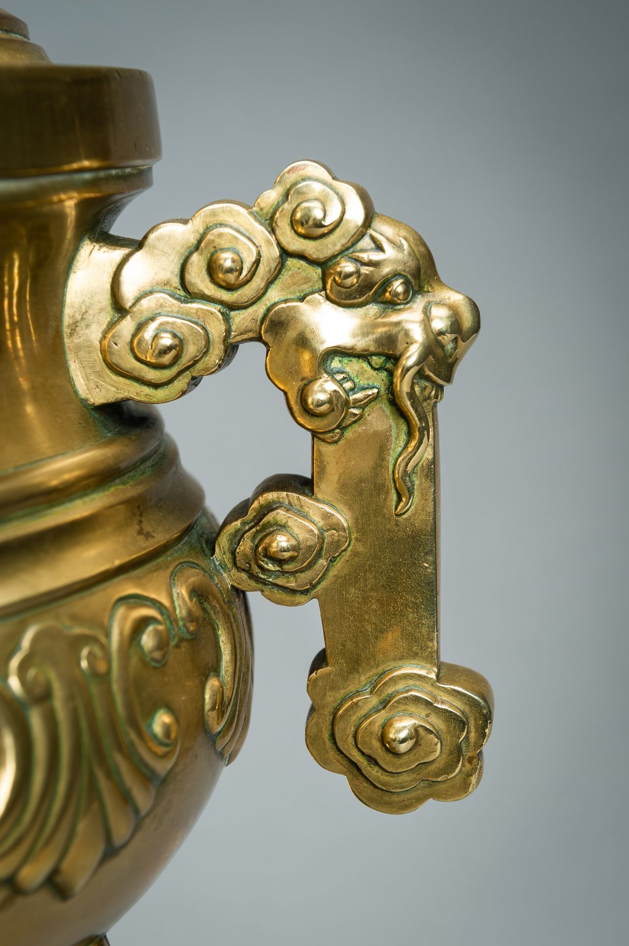 A MASSIVE GILT BRONZE TRIPOD CENSER WITH STAND AND COVER, QING - Image 4 of 19