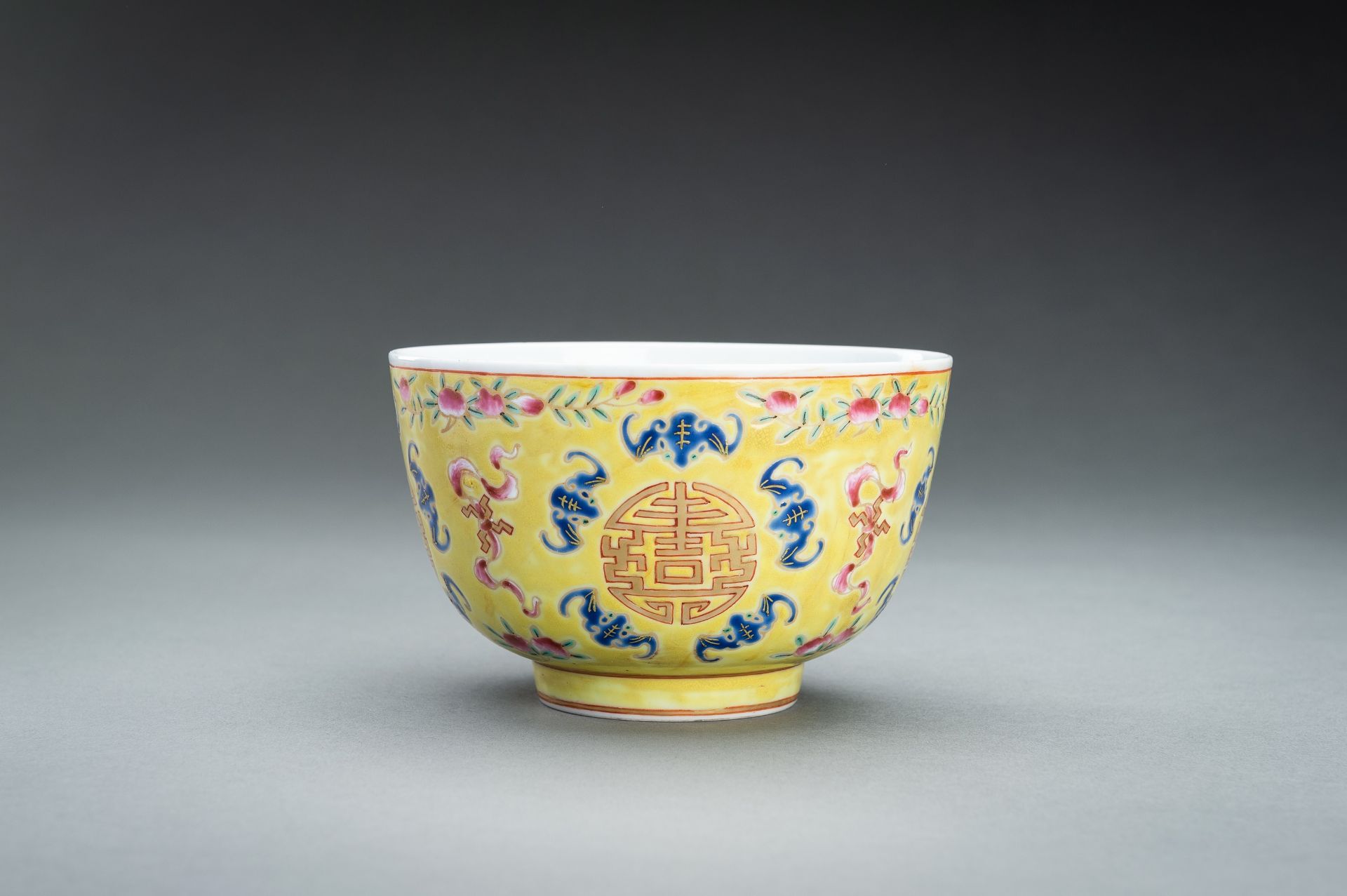 AN ENAMELED 'LOTUS AND SHOU' BOWL, TONGZHI MARK AND PROBABLY OF THE PERIOD - Image 5 of 11