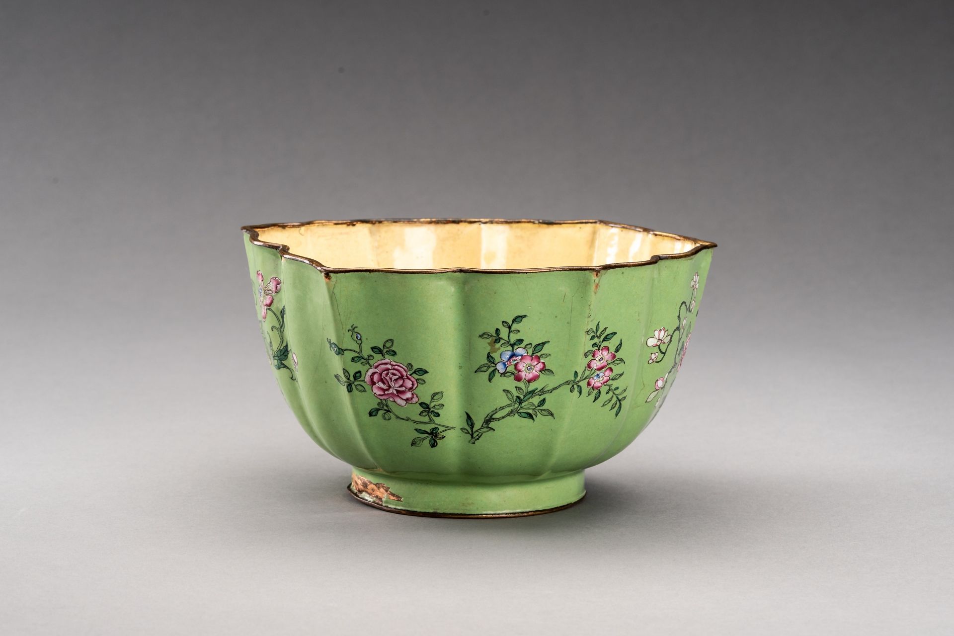 A LARGE LOBED CANTON ENAMEL BOWL, QING - Image 5 of 7