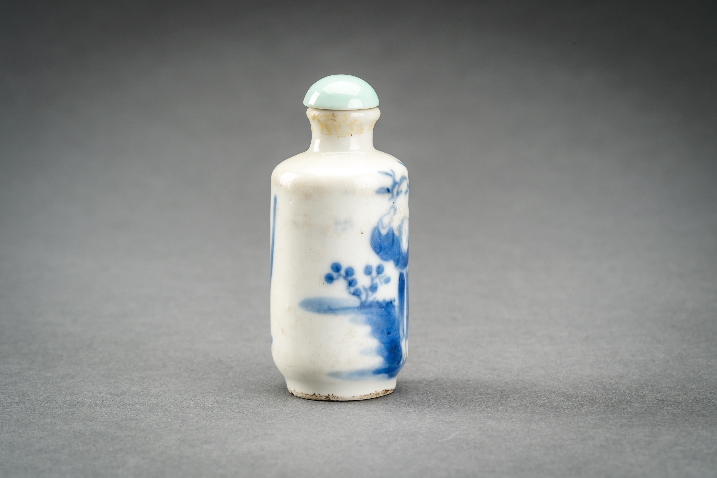 A BLUE AND WHITE PORCELAIN SNUFF BOTTLE, 19TH CENTURY - Image 3 of 7