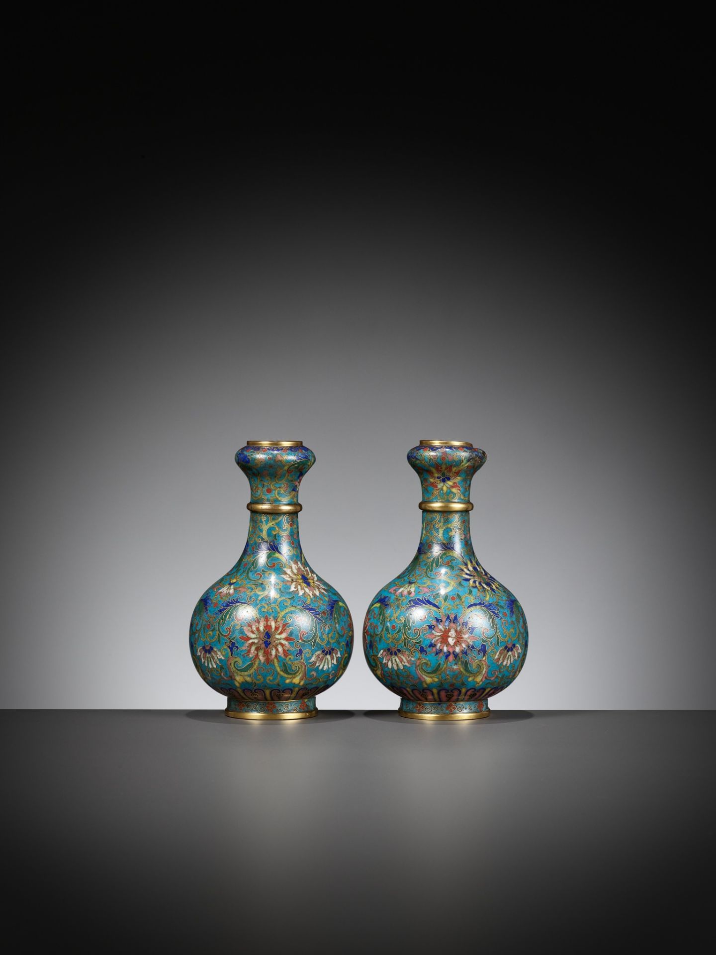 A PAIR OF CLOISONNE ENAMEL GARLIC-MOUTH VASES, QIANLONG TO JIAQING PERIOD - Image 2 of 9