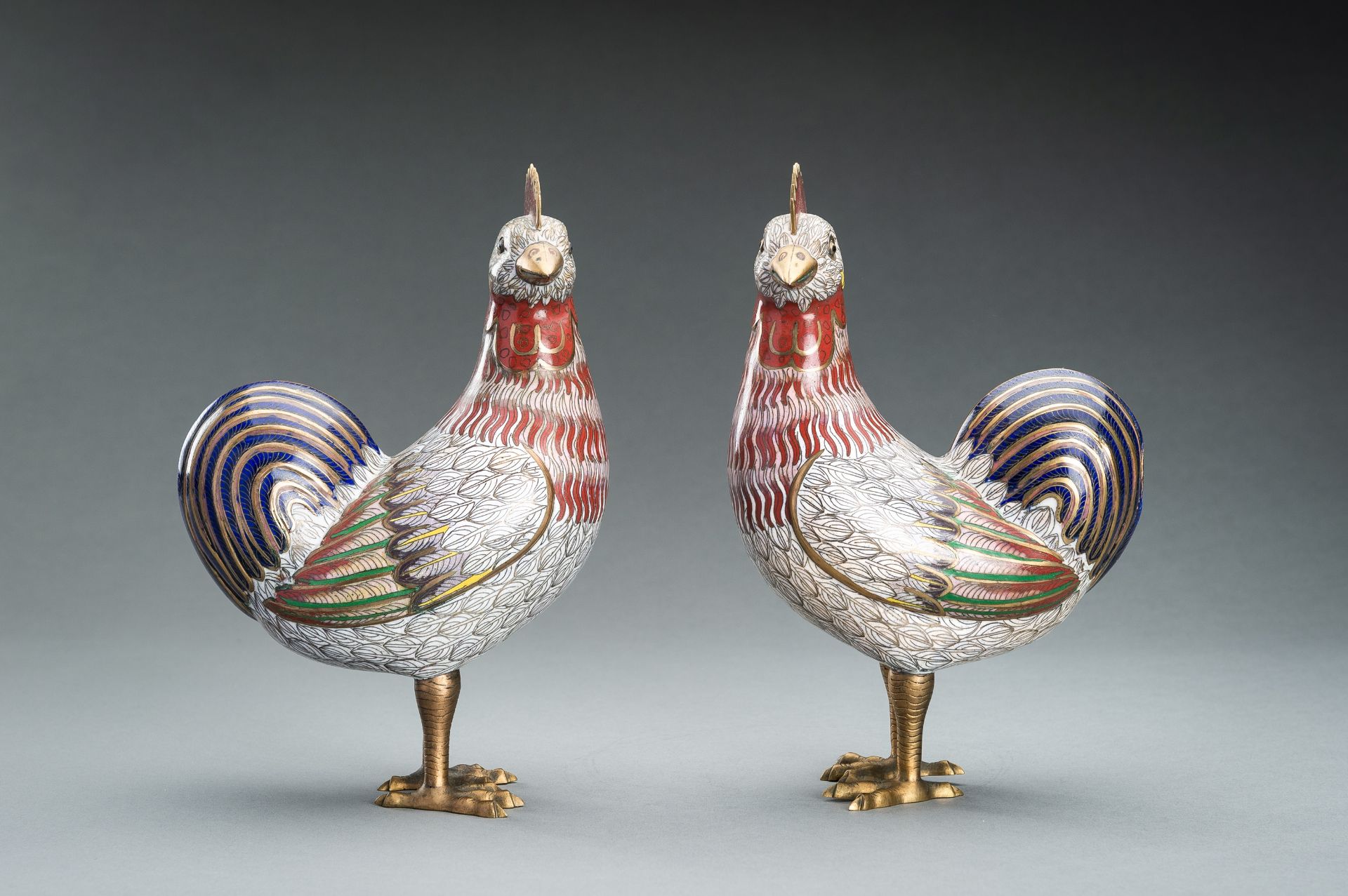 A PAIR OF CLOISONNE ENAMEL FIGURES OF COCKERELS, c. 1920s - Bild 5 aus 10