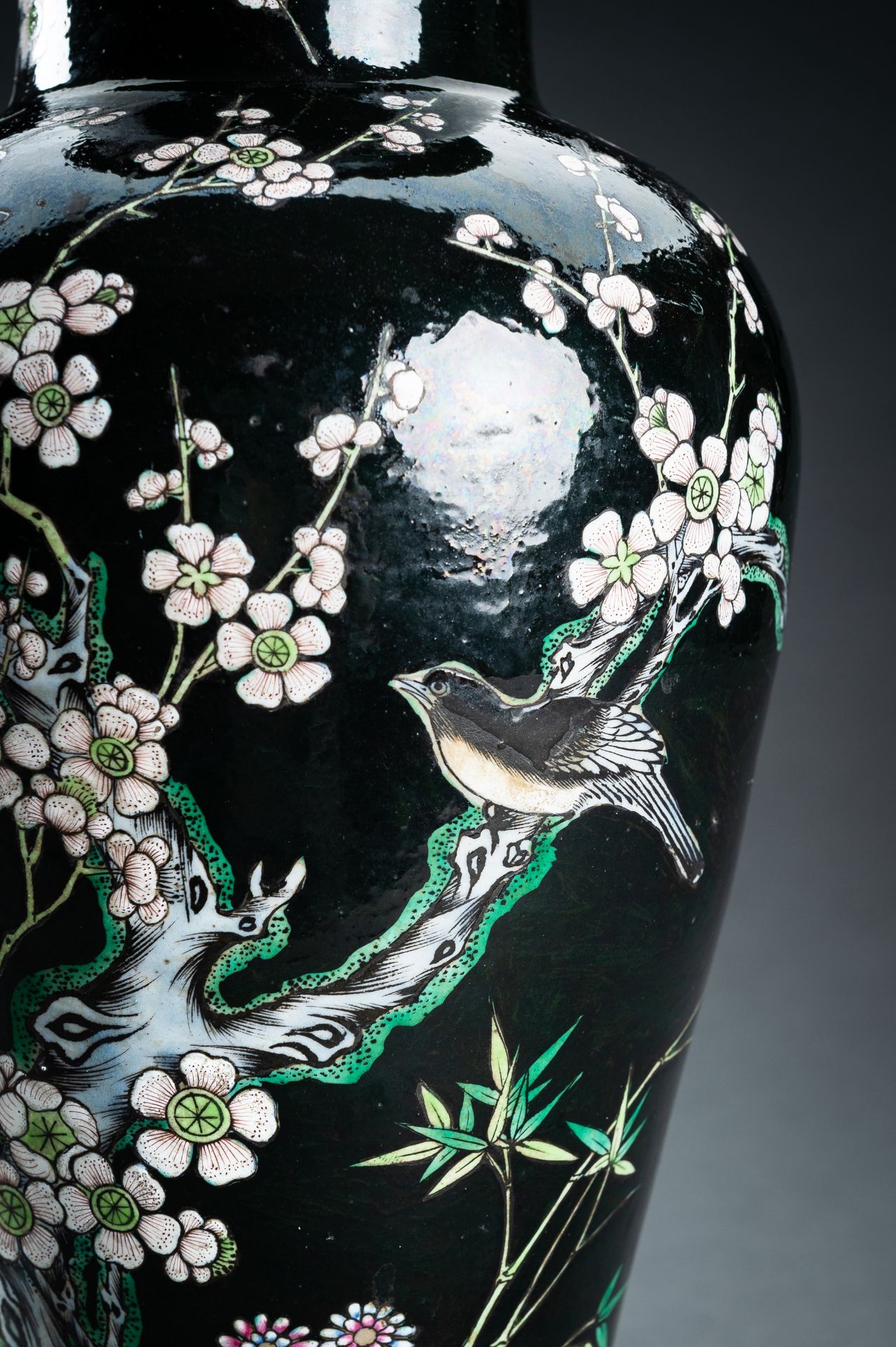 A FAMILLE NOIR BALUSTER VASE, QING - Bild 3 aus 14