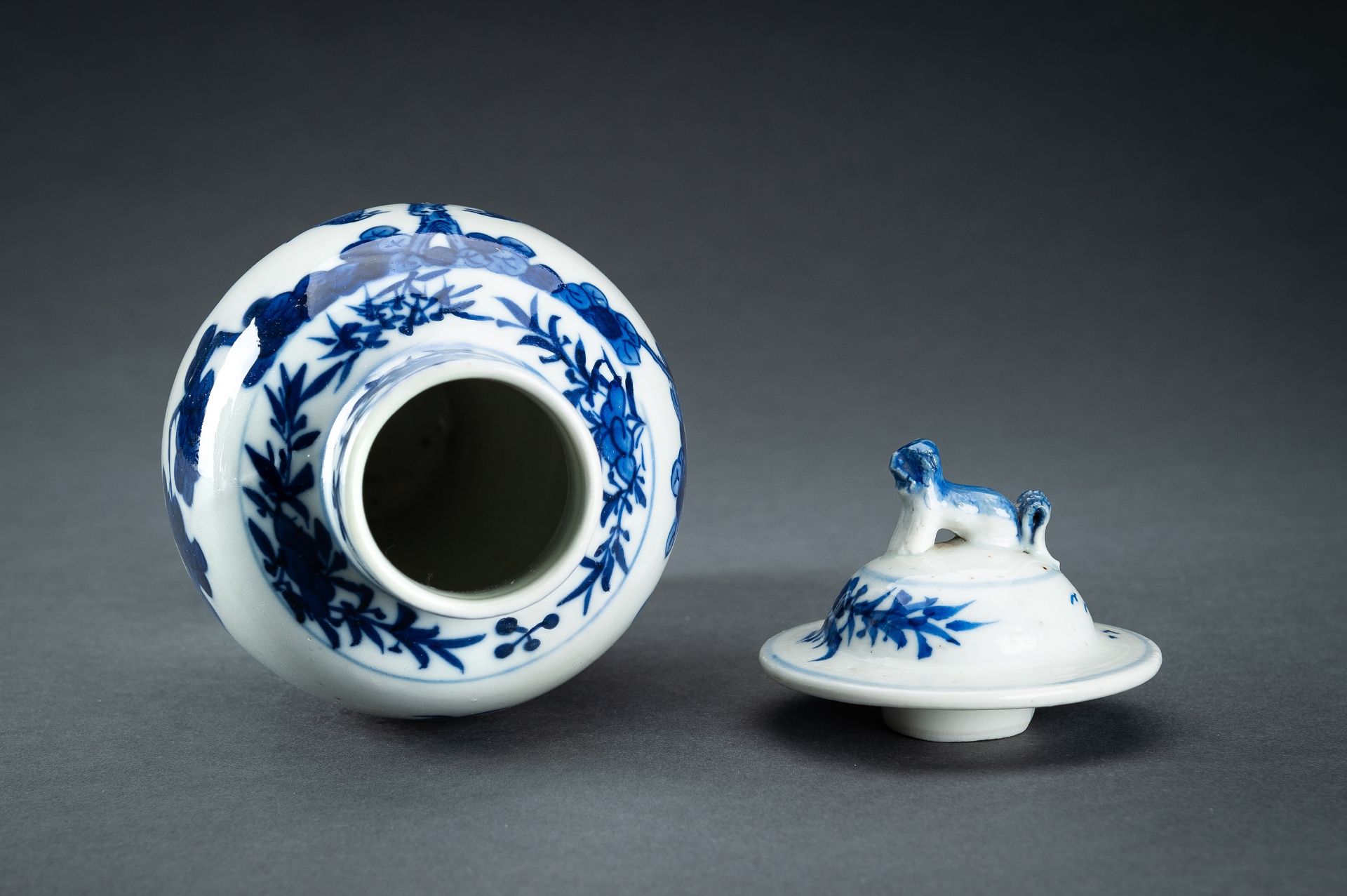 A PAIR OF BLUE AND WHITE BALUSTER VASES AND COVERS, QING - Image 9 of 14