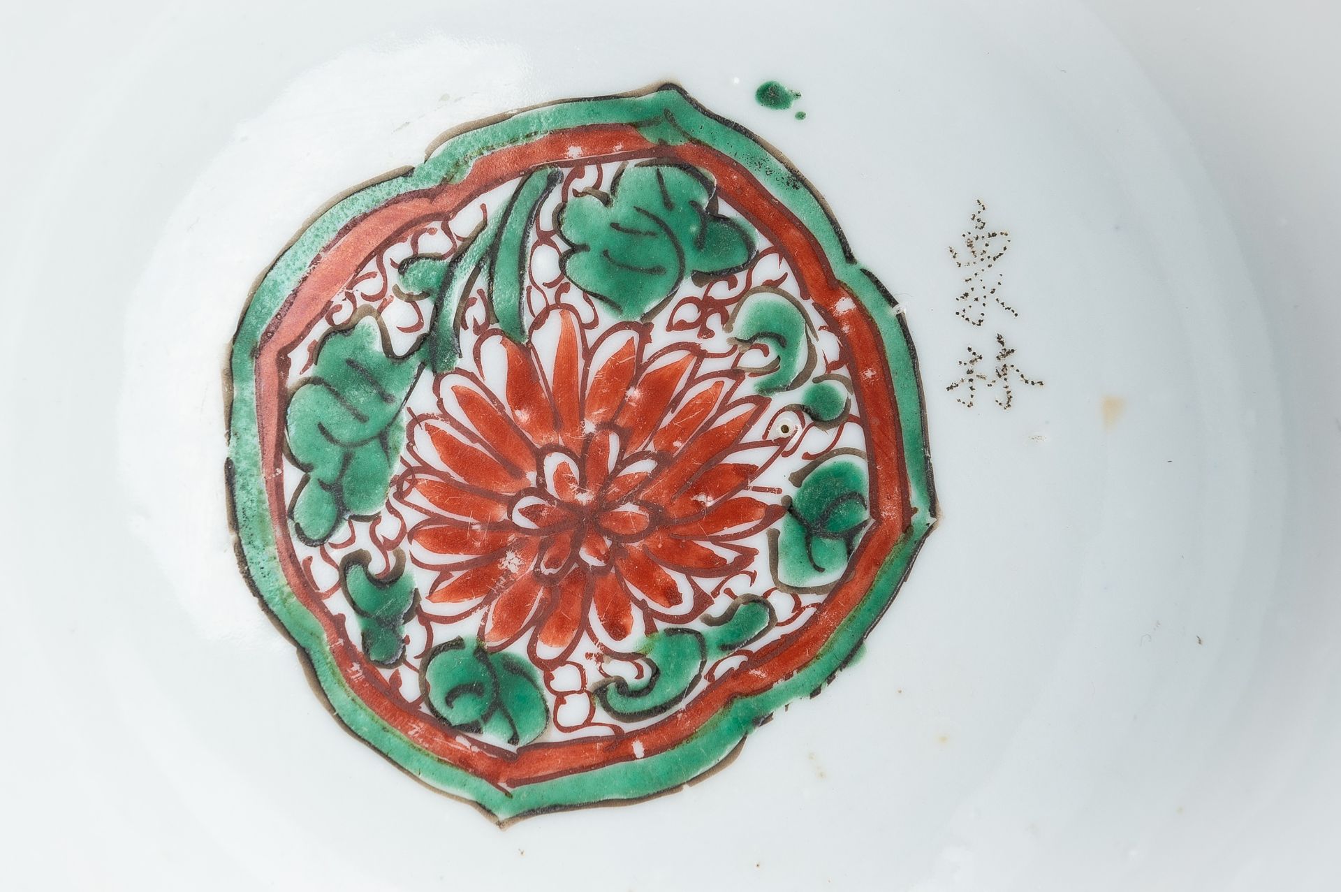 A WUCAI Â´CHRYSANTHEMUMÂ´ PORCELAIN BOWL, 17th CENTURY - Image 8 of 12