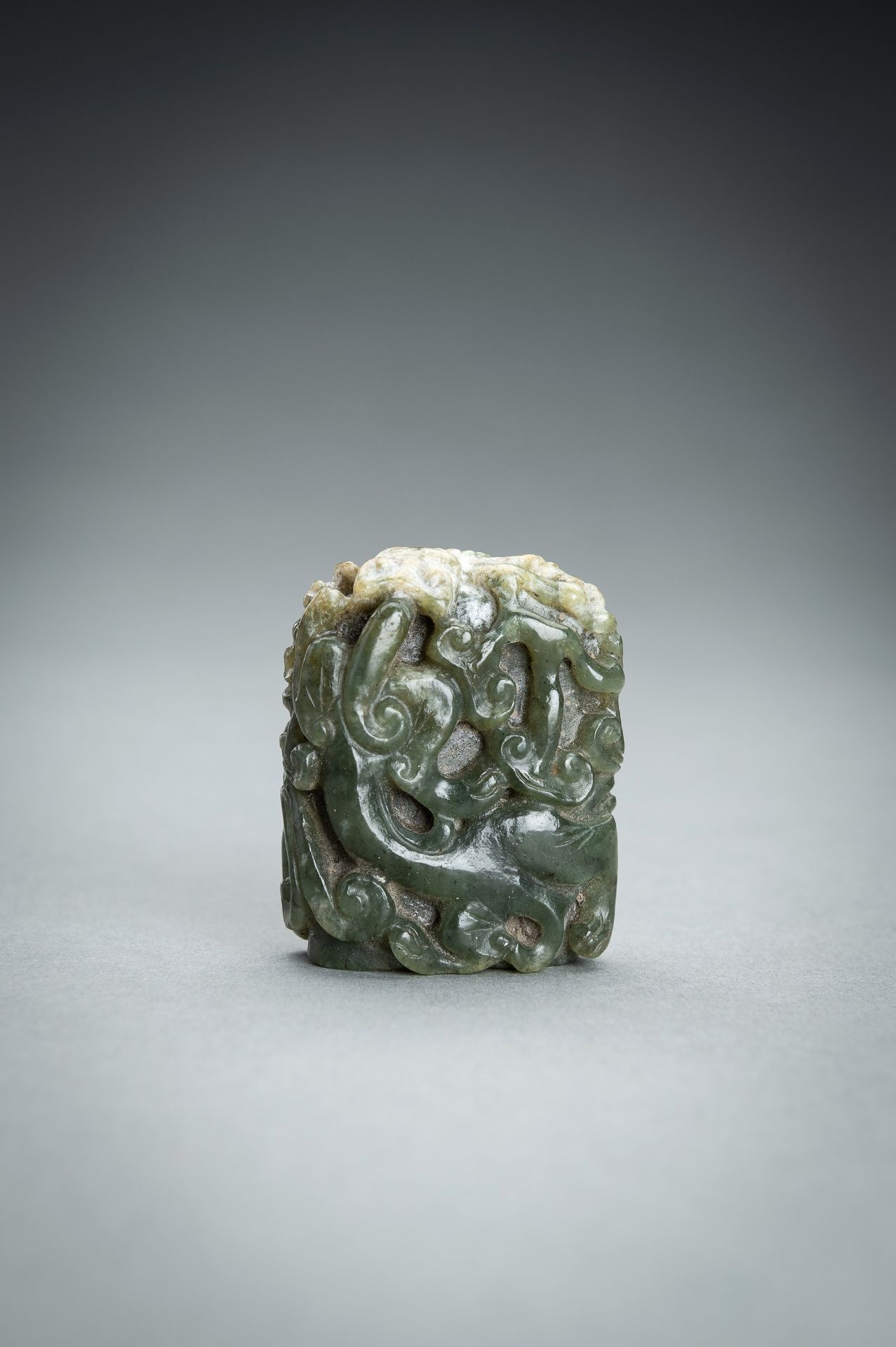 A FINE GROUP OF SIX JADE ITEMS - Image 7 of 34