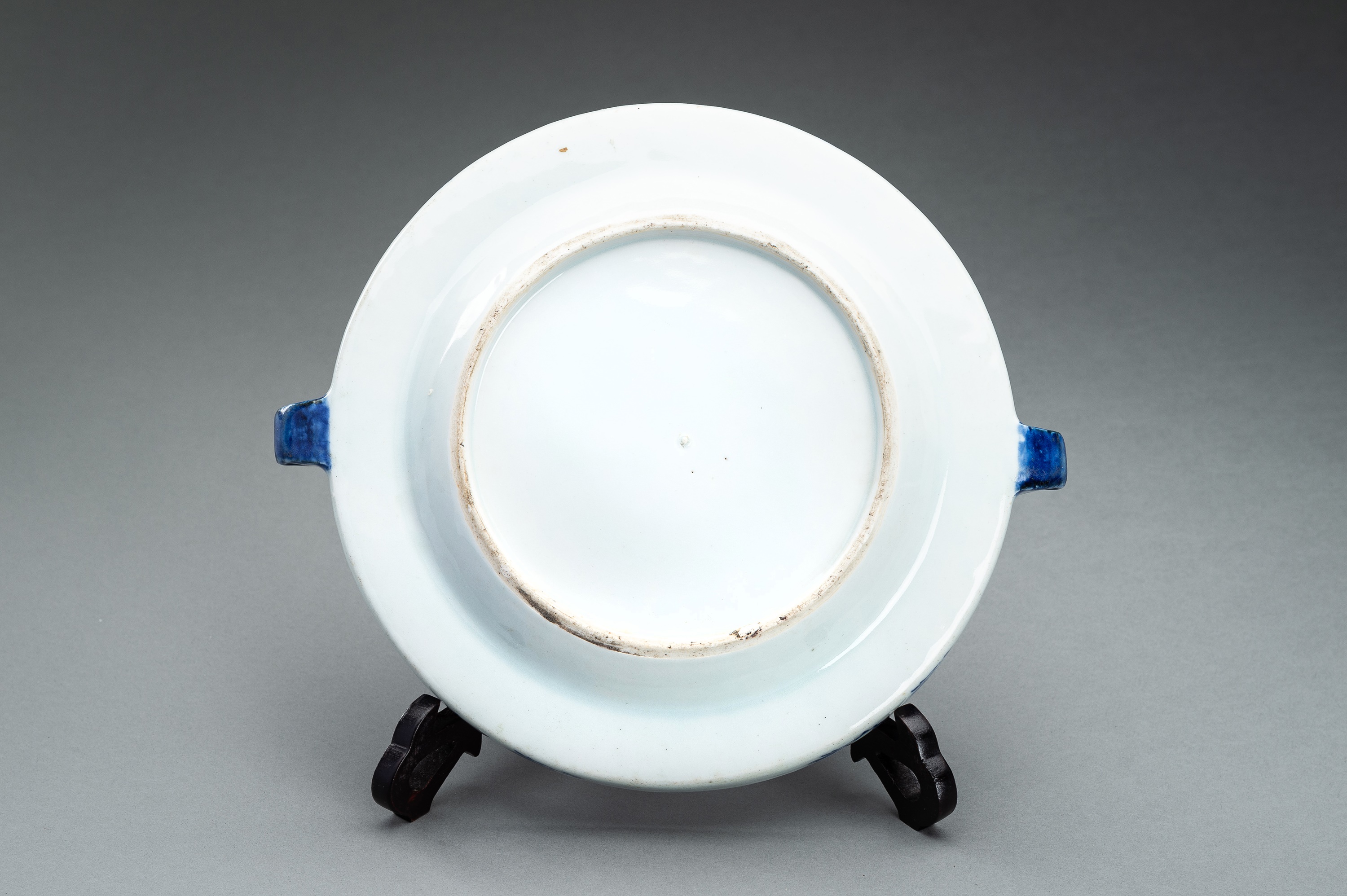 A BLUE AND WHITE FITZHUGH ARMORIAL PORCELAIN HOT WATER PLATE - Image 10 of 10