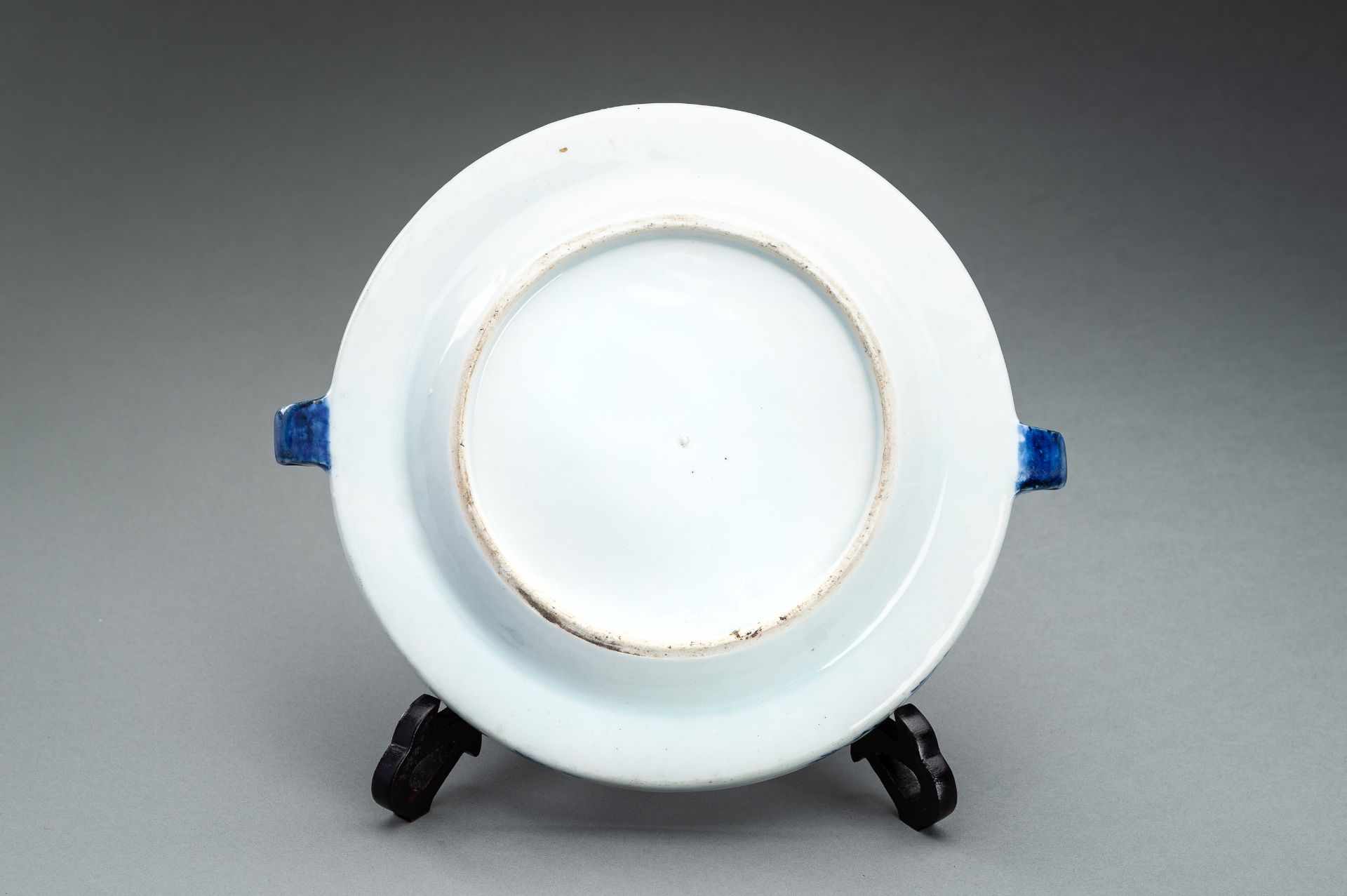 A BLUE AND WHITE FITZHUGH ARMORIAL PORCELAIN HOT WATER PLATE - Bild 10 aus 10