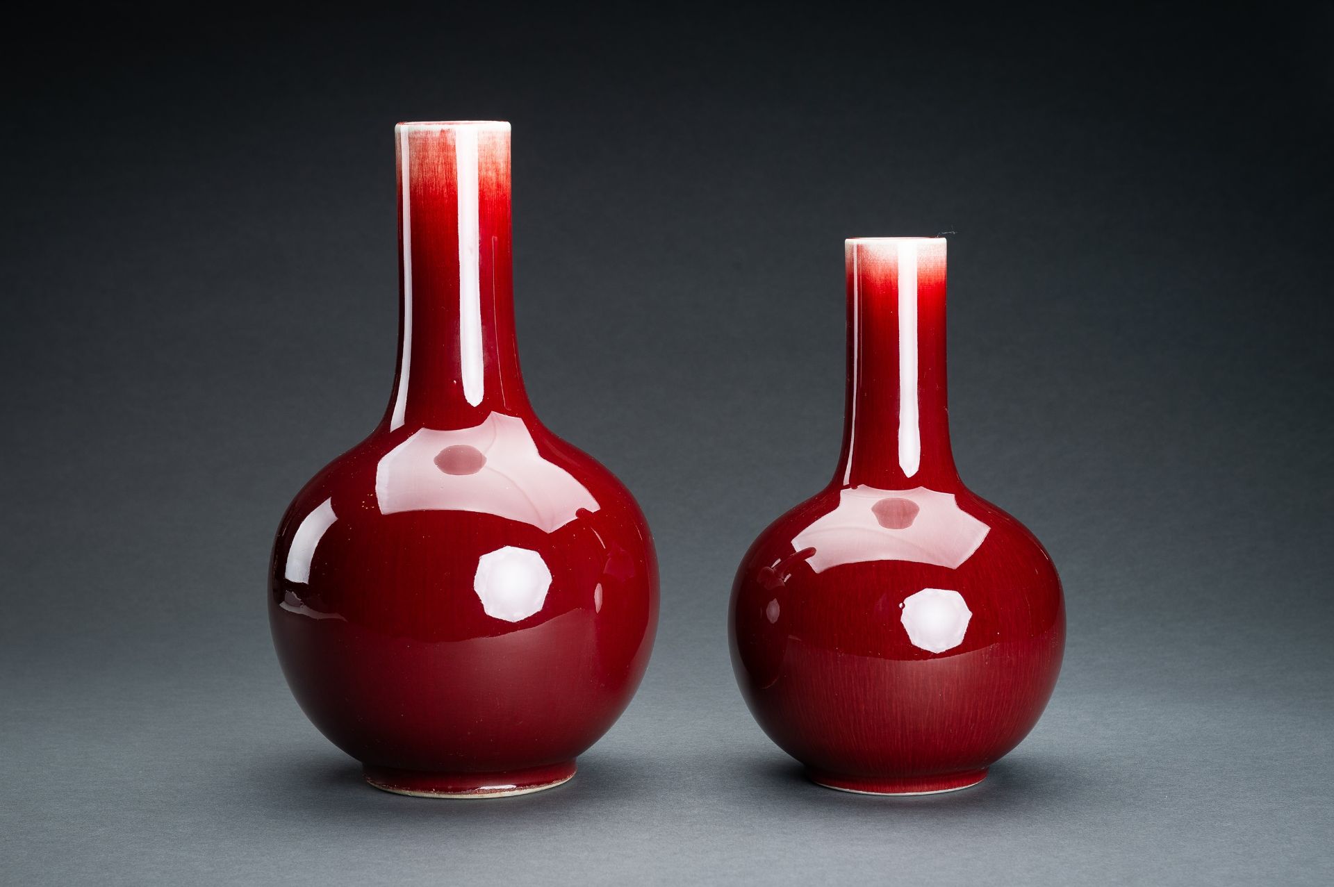 A LOT WITH TWO LANGYAO GLAZED BOTTLE VASES - Image 9 of 15