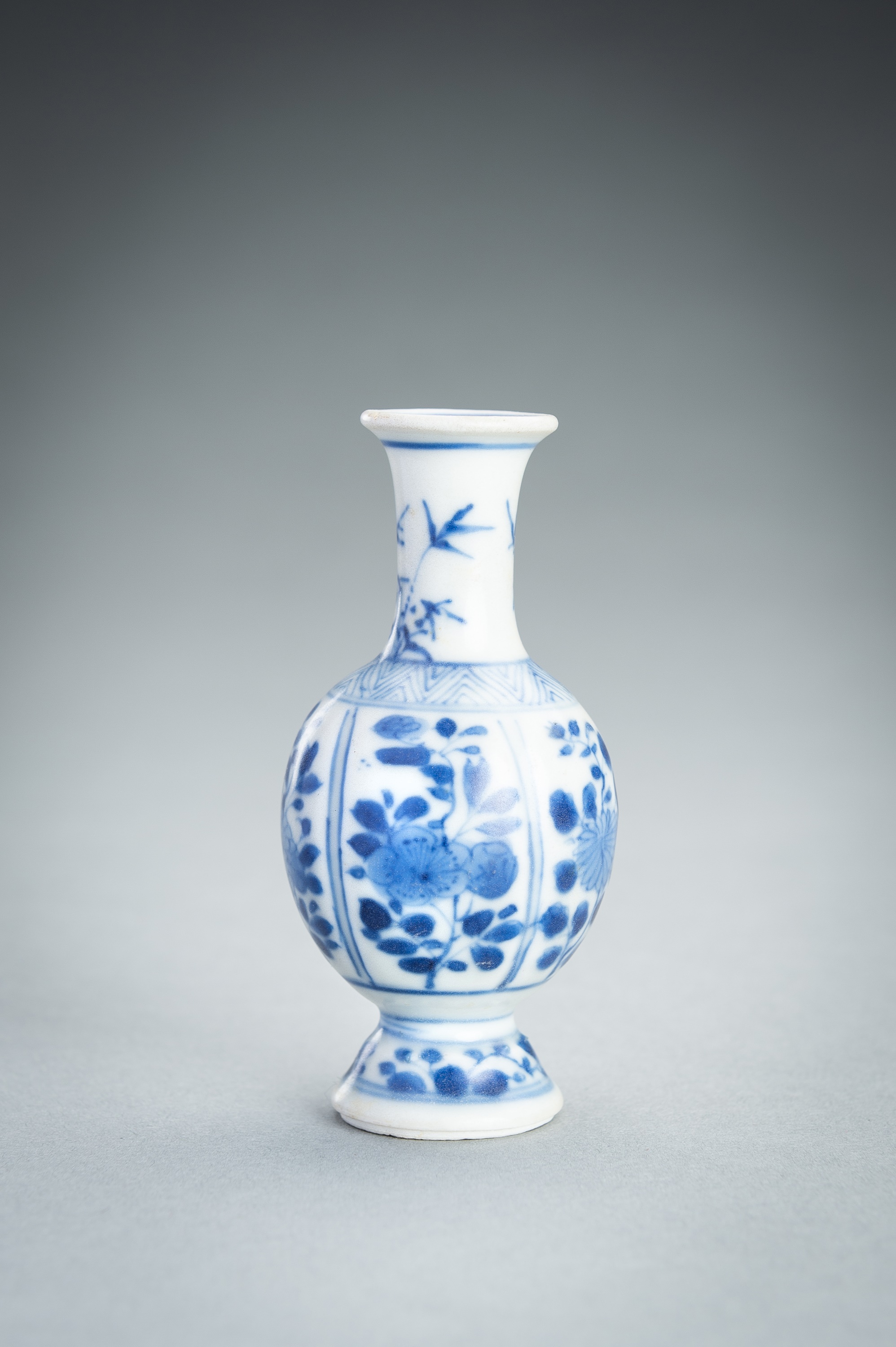 A MINIATURE VUNG TAU CARGO BLUE AND WHITE PORCELAIN VASE, c. 1680 - Image 8 of 12