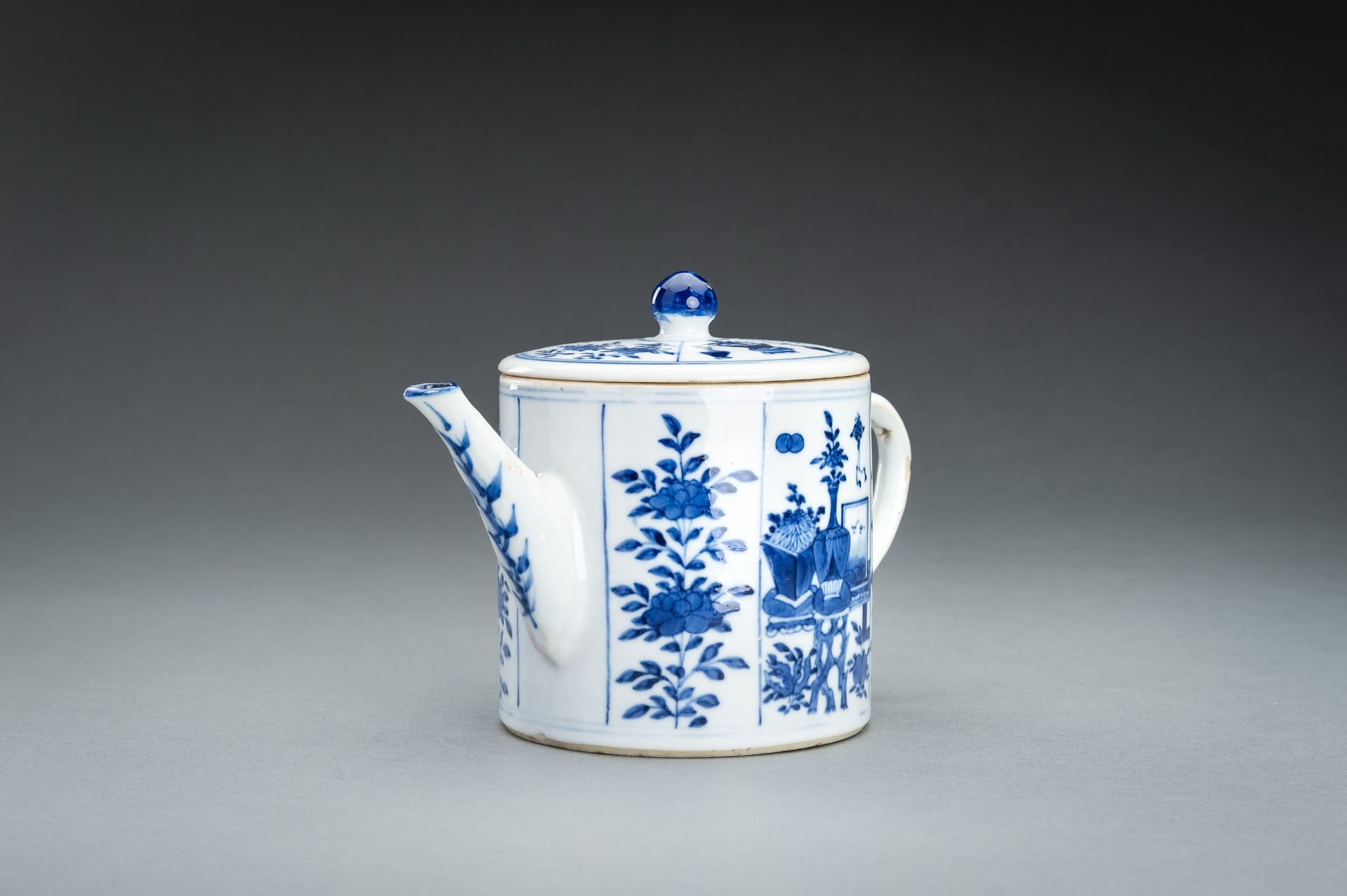 A BLUE AND WHITE PORCELAIN TEAPOT, QIANLONG MARK AND POSSIBLY OF THE PERIOD - Bild 6 aus 11