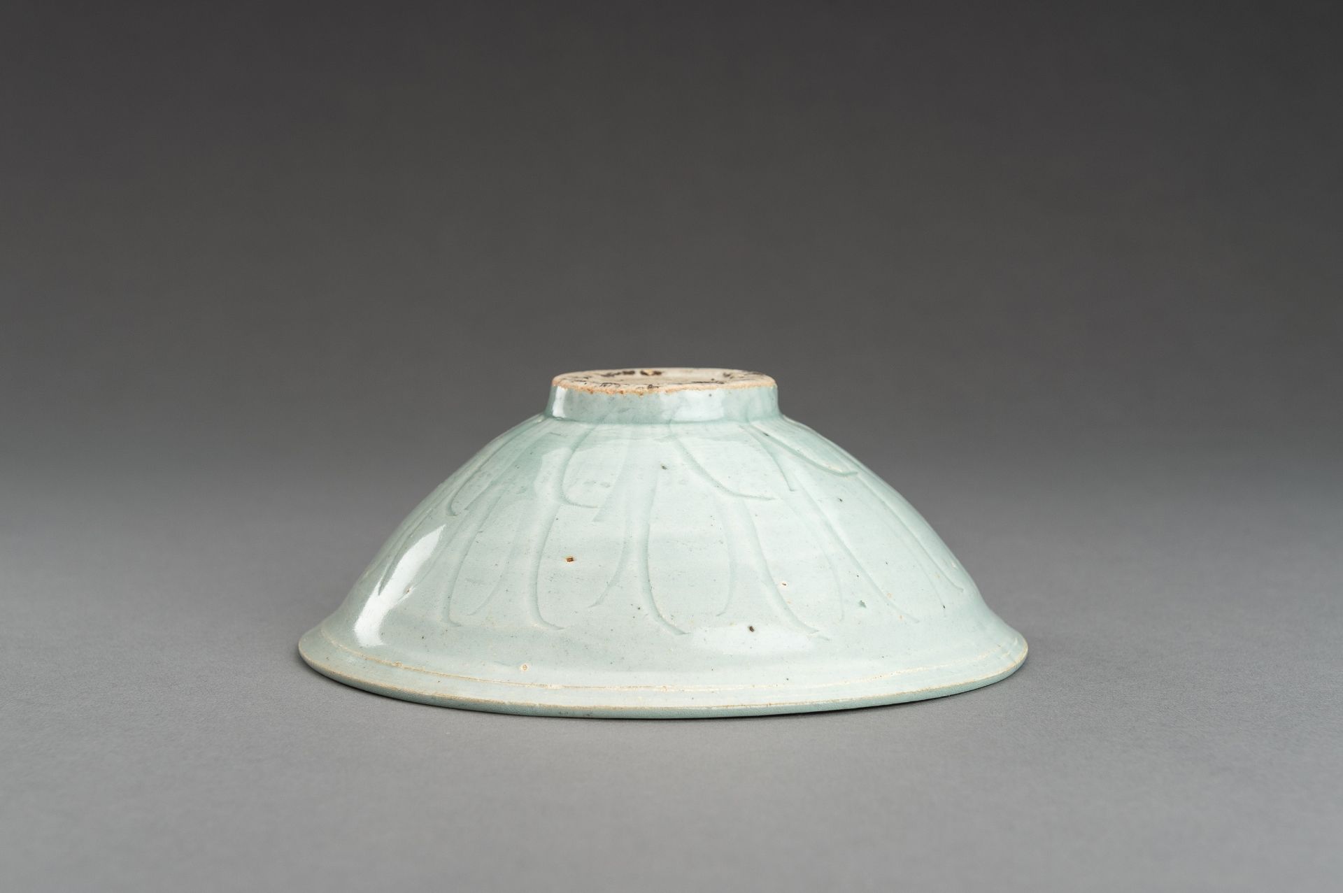 A QINGBAI GLAZED PORCELAIN BOWL WITH INCISED DECORATION - Image 10 of 12