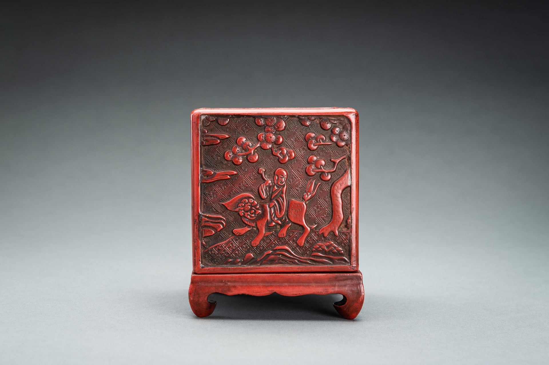 A CINNABAR LACQUER 'IMMORTALS AND BUDAI' BOX AND COVER, QING - Bild 4 aus 14