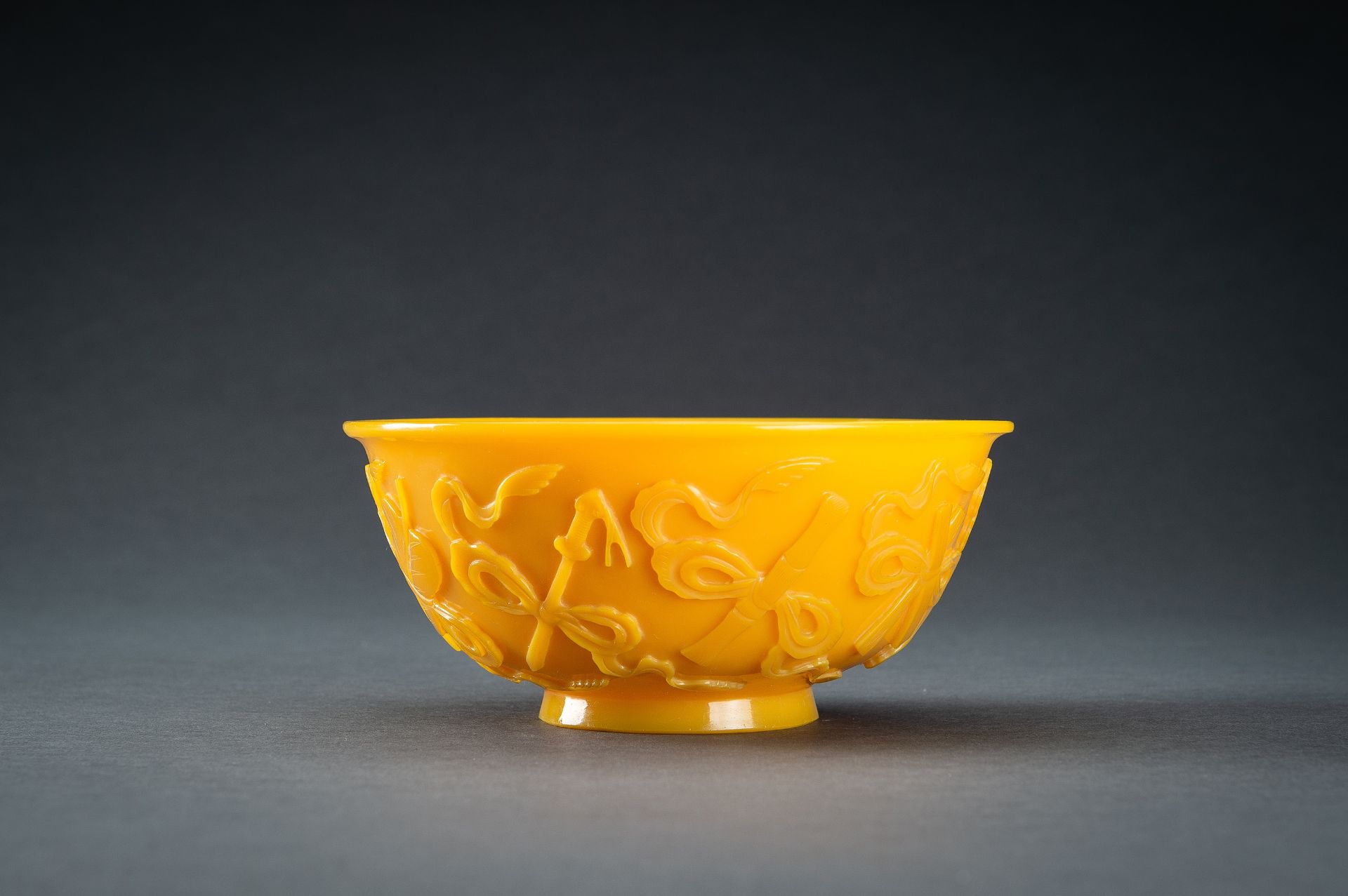 AN OPAQUE YELLOW GLASS BOWL WITH BUDDHIST SYMBOLS, QING - Bild 11 aus 13