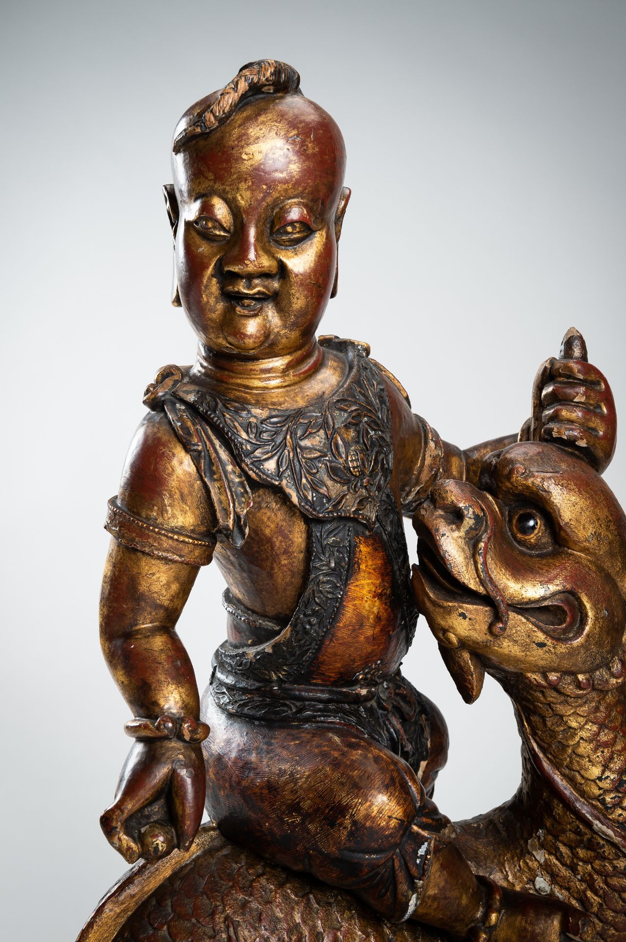 A VERY LARGE GILT-LACQUERED WOOD STATUE OF YOUNG BUDDHA RIDING QILIN - Image 5 of 19