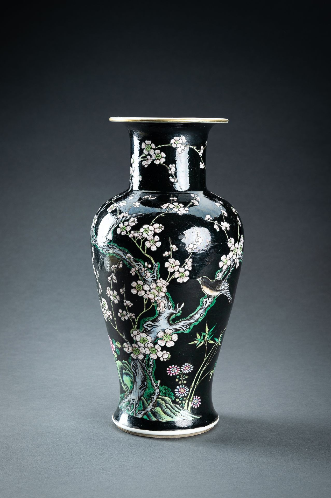 A FAMILLE NOIR BALUSTER VASE, QING - Bild 6 aus 14