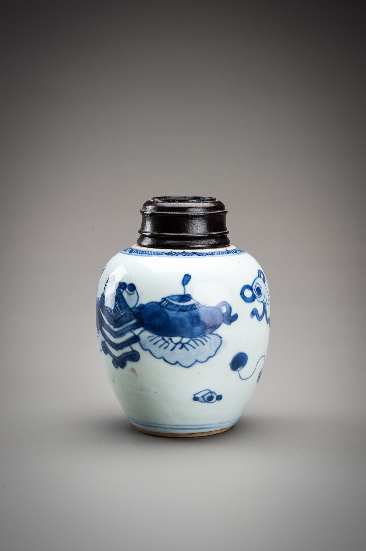 A SMALL BLUE AND WHITE PORCELAIN GINGER JAR, QING - Bild 7 aus 12