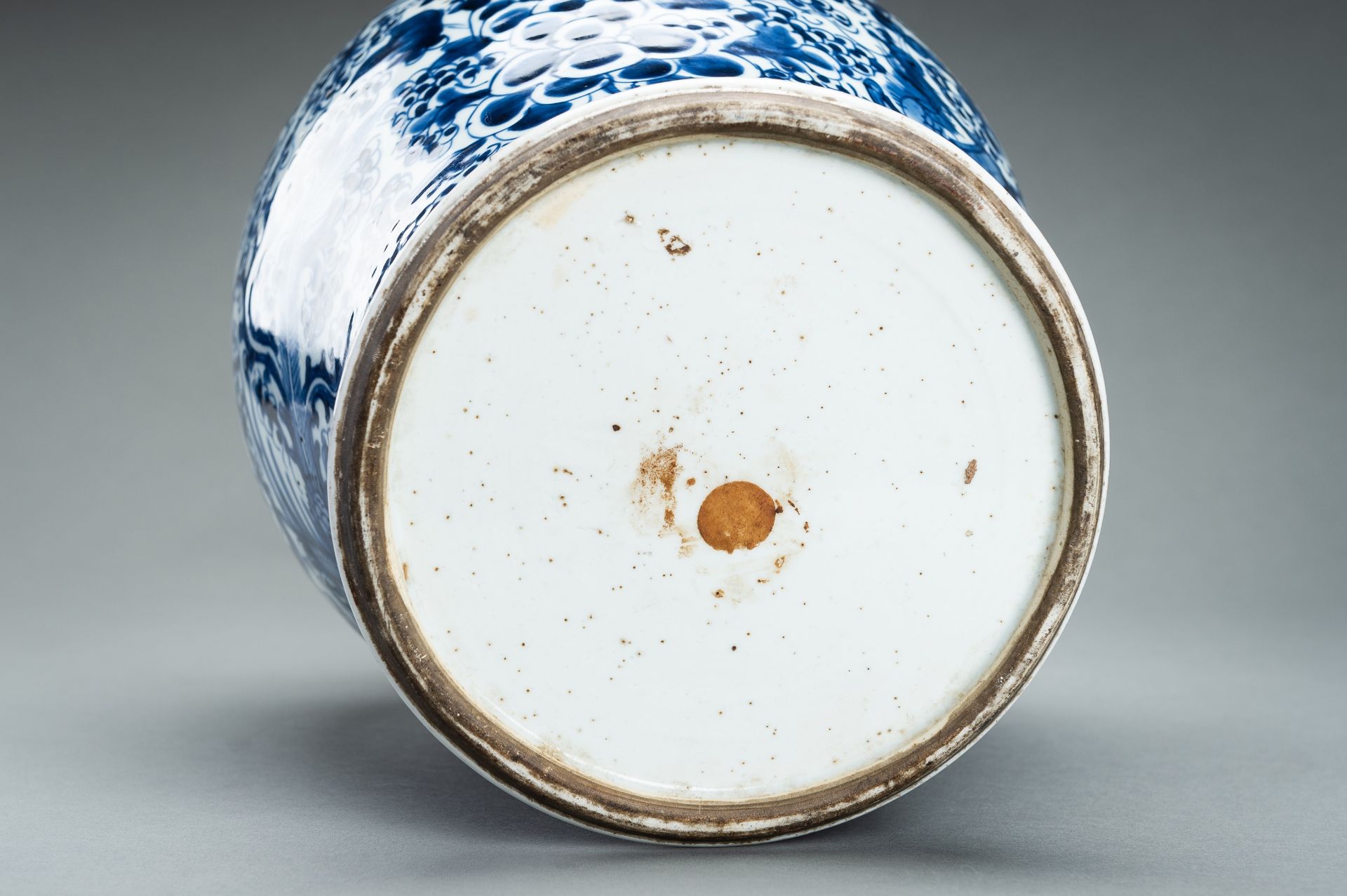 A LARGE BLUE AND WHITE PORCELAIN VASE, QING - Image 15 of 15