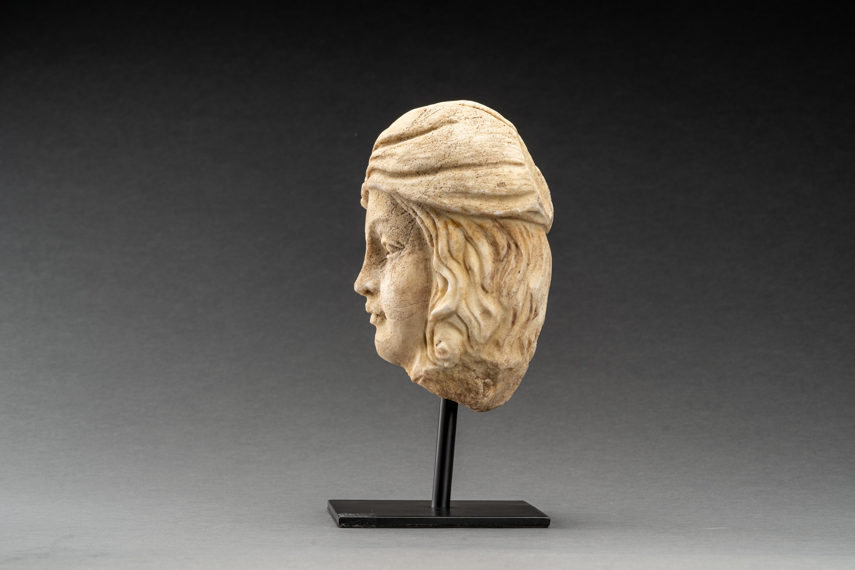 A GANDHARAN WHITE MARBLE HEAD OF A NOBLE LADY - Image 3 of 7