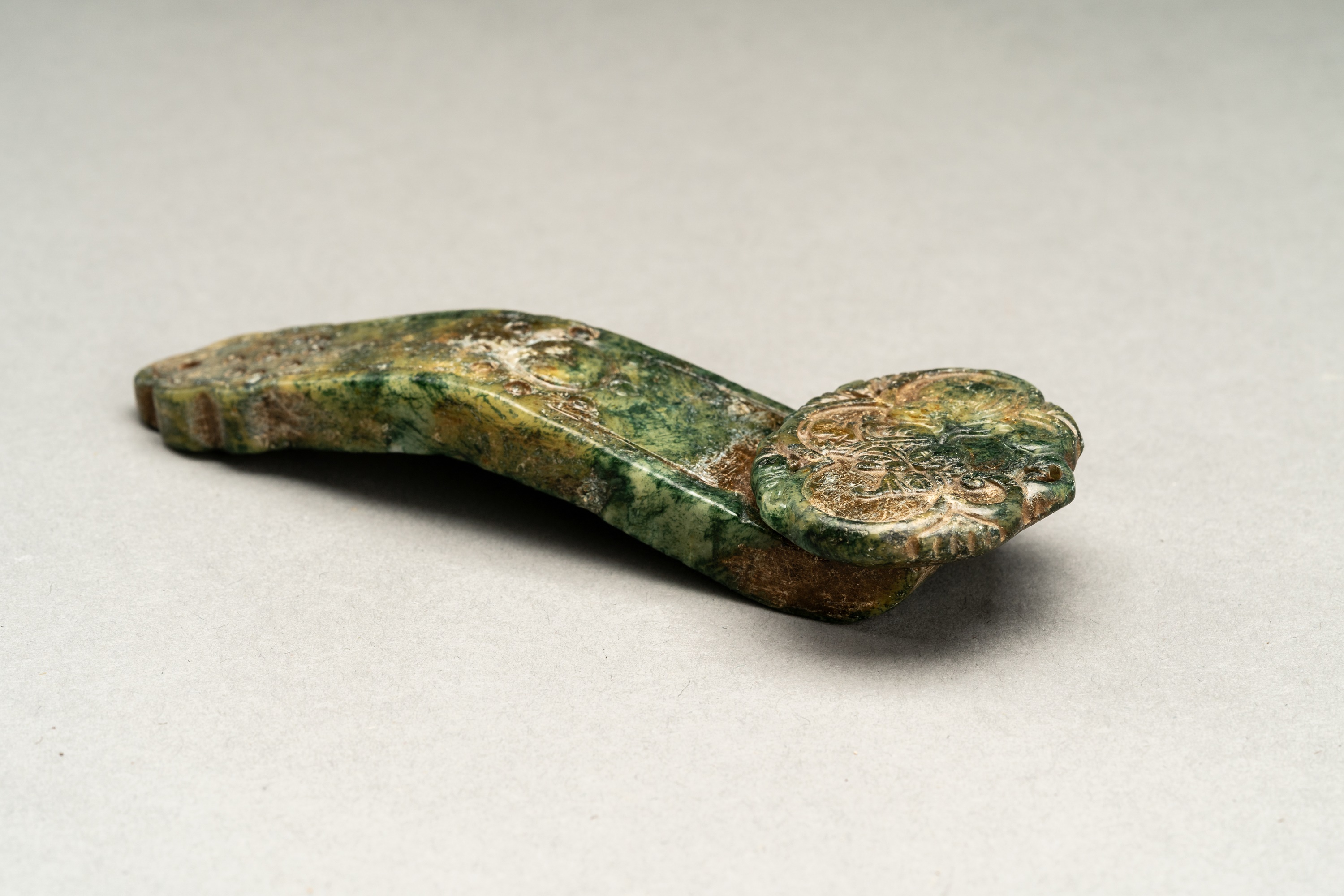 A SMALL HARDSTONE `RUYI SCEPTERÂ´ PENDANT, c 1920s - Image 2 of 12