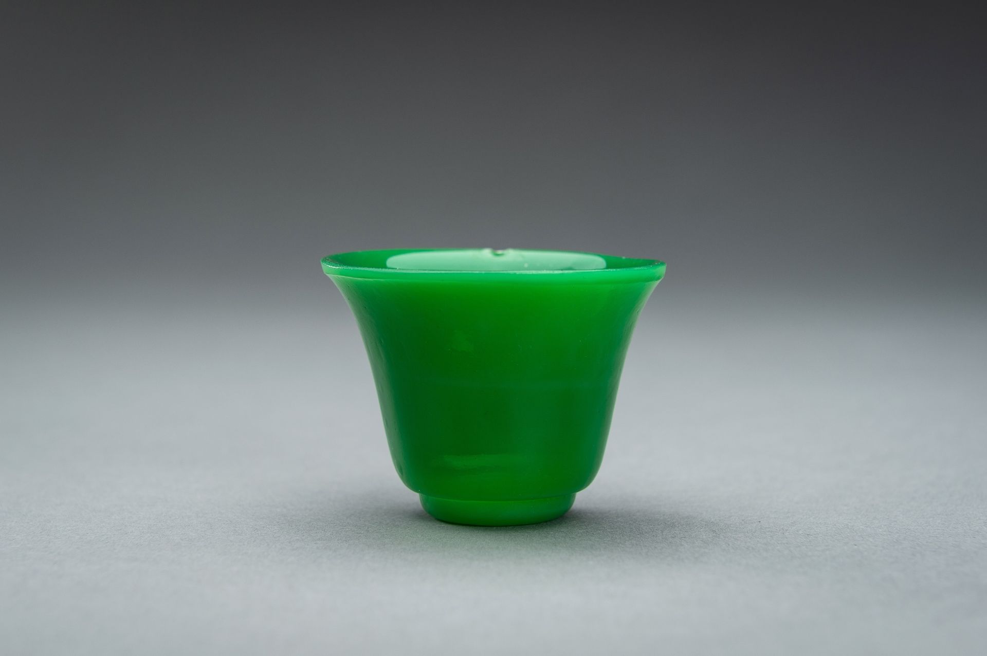 AN APPLE GREEN GLASS CUP AND SAUCER - Bild 6 aus 10