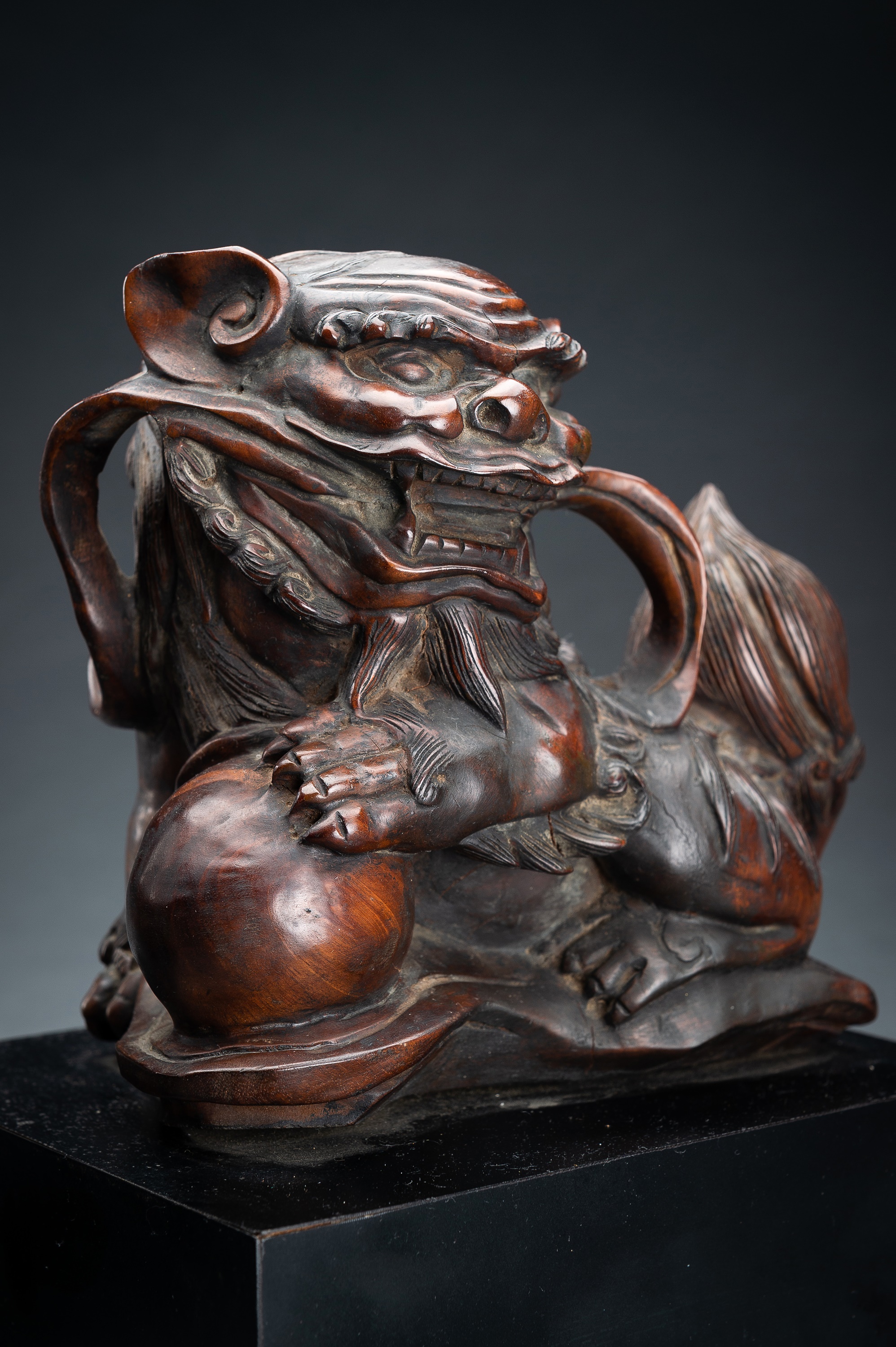 A PAIR OF FINE BOXWOOD 'BUDDHIST LION' CARVINGS, QING - Image 13 of 16