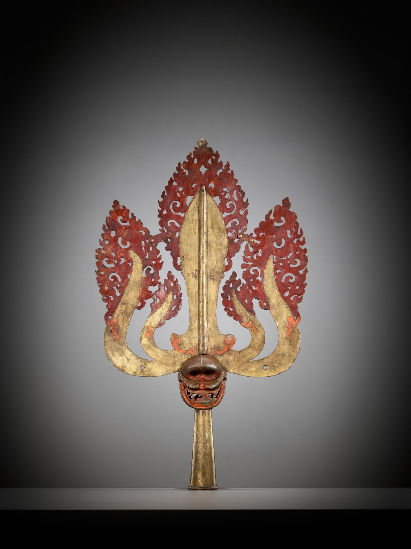 A LARGE LACQUERED AND GILT COPPER-ALLOY TRISHULA FITTING, TIBET, 17TH - 18TH CENTURY - Image 7 of 12