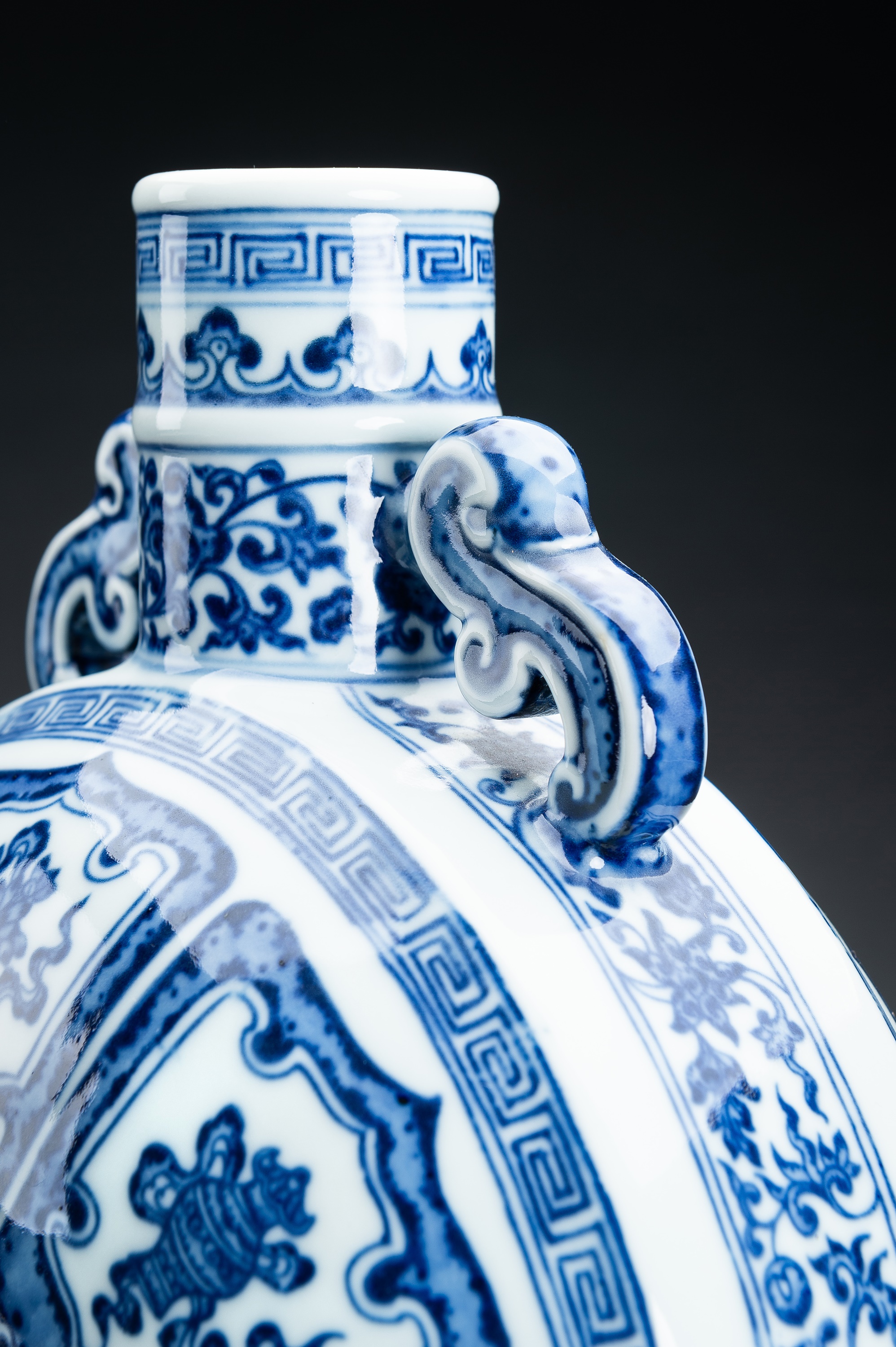 A BLUE AND WHITE 'BAJIXIANG' PORCELAIN MOONFLASK VASE - Image 5 of 17