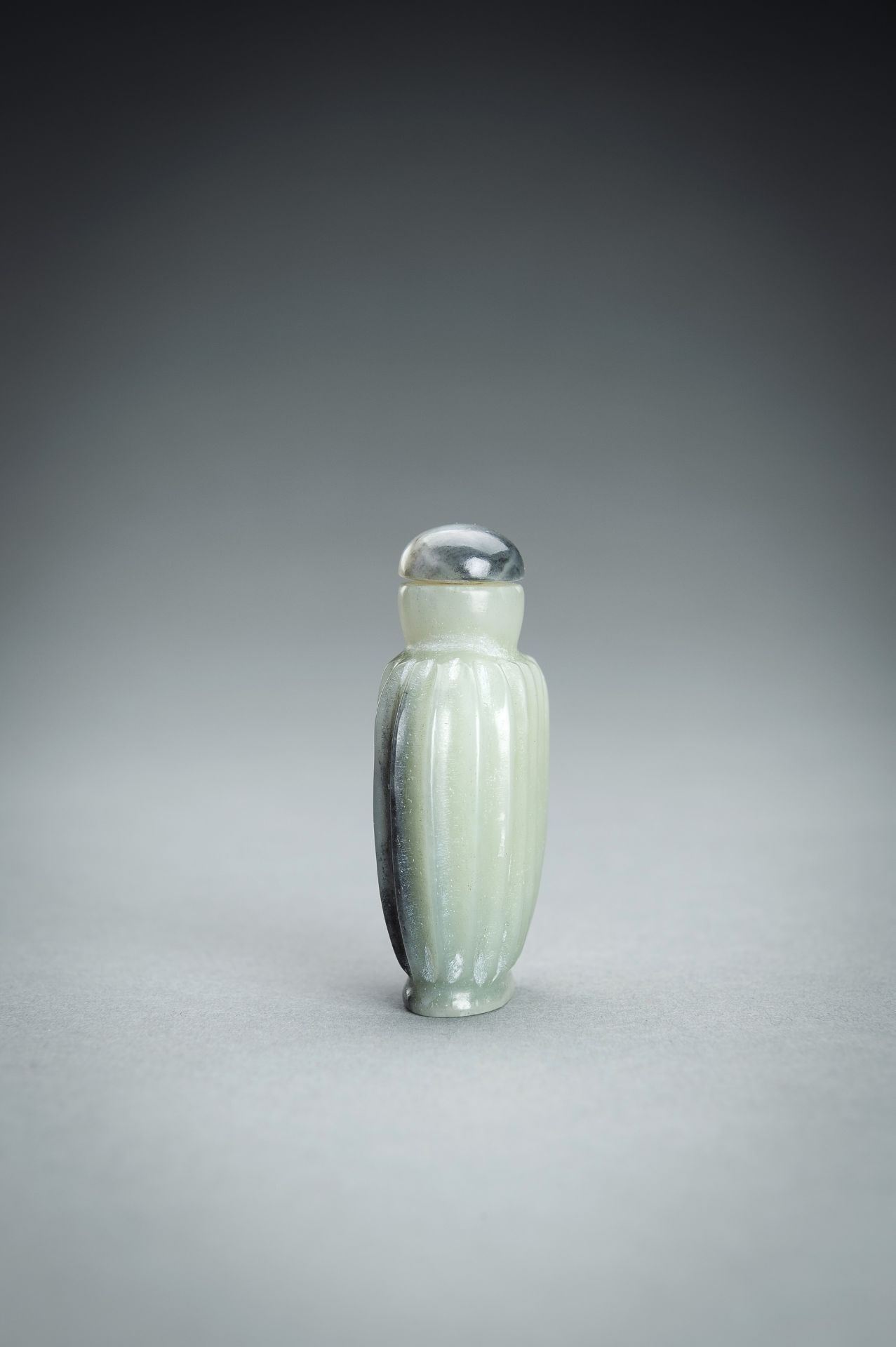 A FINE GROUP OF SIX JADE ITEMS - Image 19 of 34