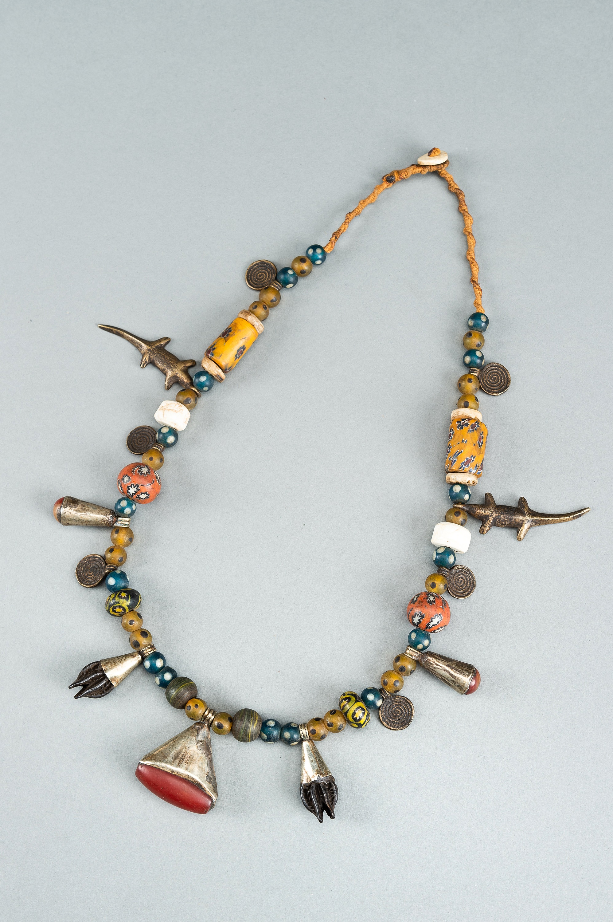 A NAGALAND MULTI-COLORED GLASS, BRASS AND SHELL NECKLACE, c. 1900s - Image 16 of 17