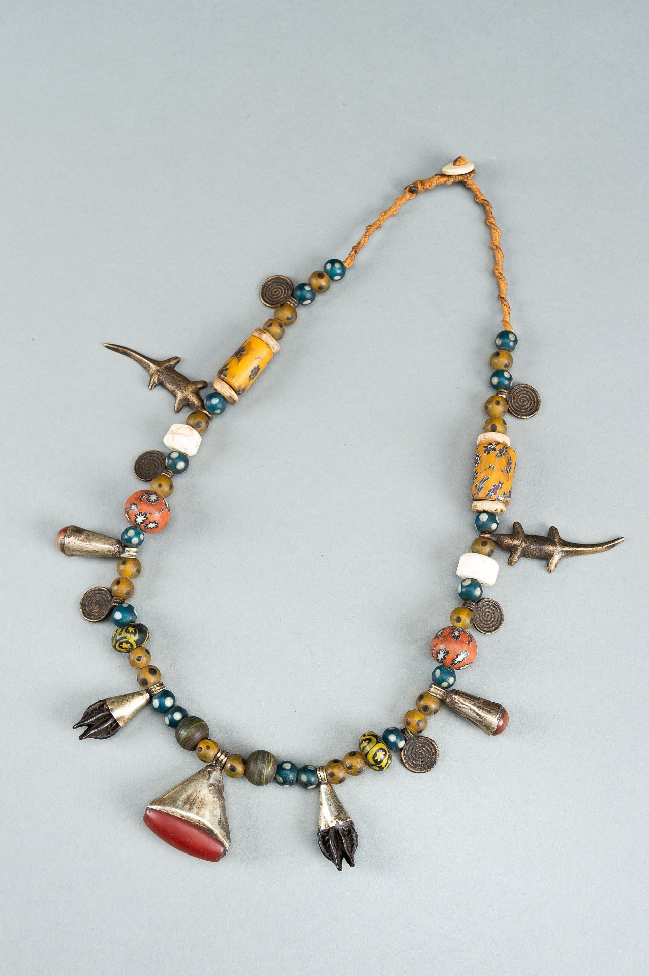 A NAGALAND MULTI-COLORED GLASS, BRASS AND SHELL NECKLACE, c. 1900s - Bild 16 aus 17