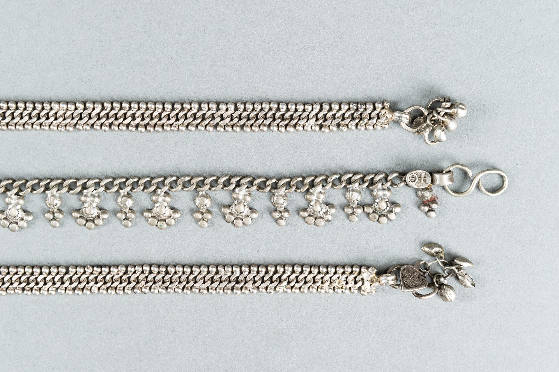 TWO INDIAN CHAIN ANKLETS AND A FLORAL NECKLACE - Bild 8 aus 11