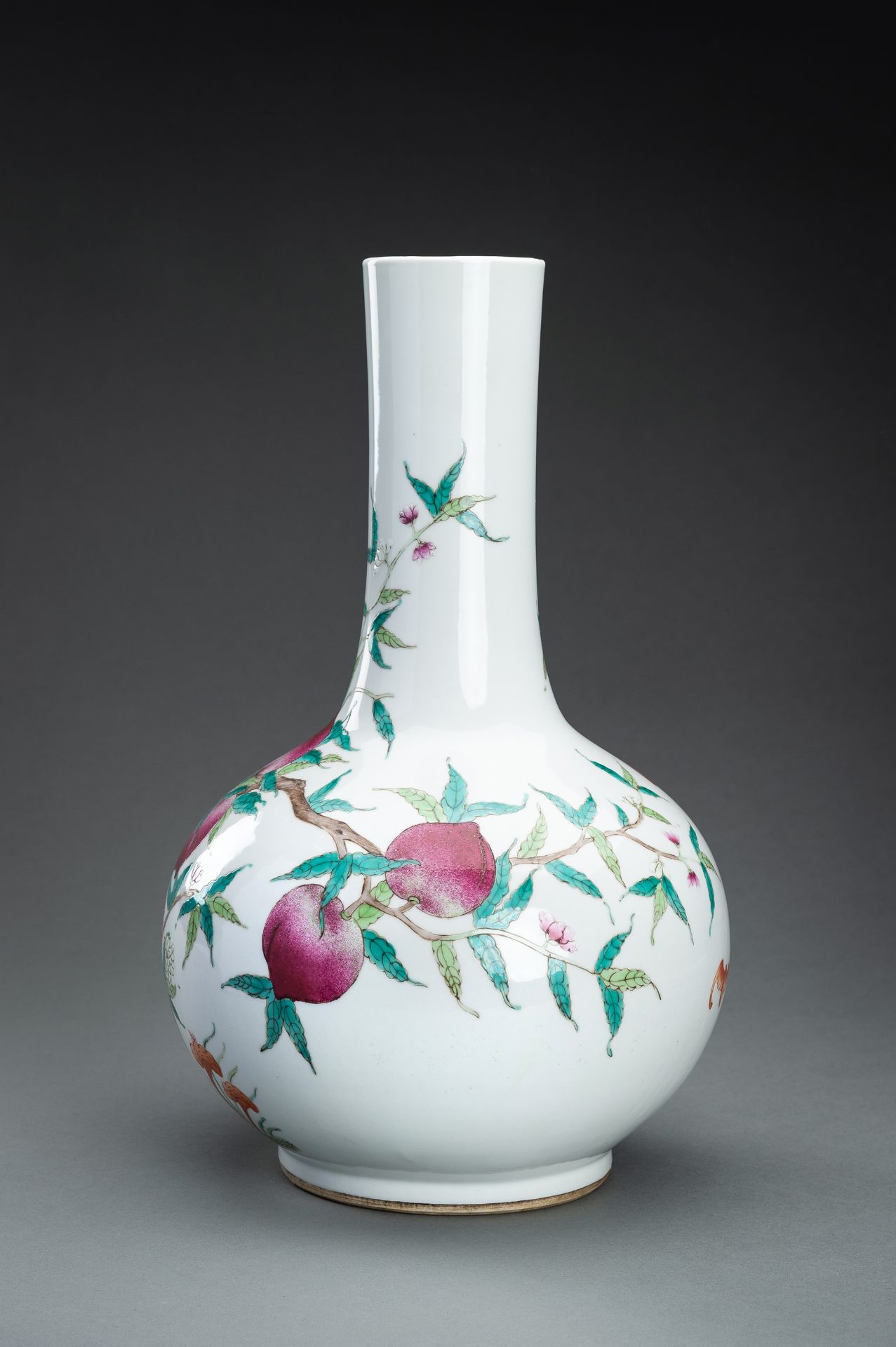 A FAMILLE ROSE 'NINE PEACHES' PORCELAIN VASE, TIANQIUPING - Bild 8 aus 11